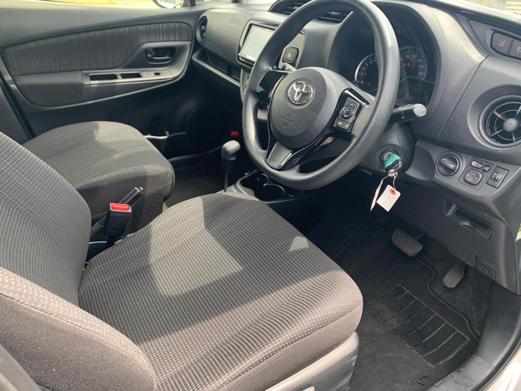 2019 Toyota Vitz — Photo 11 / 17