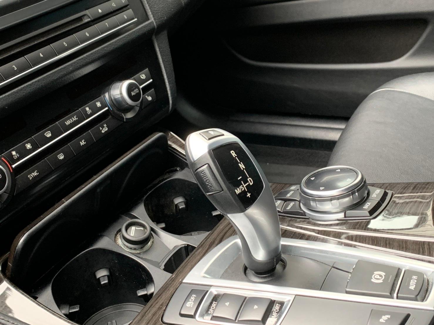 2014 BMW 528i Luxury — Photo 8 / 13