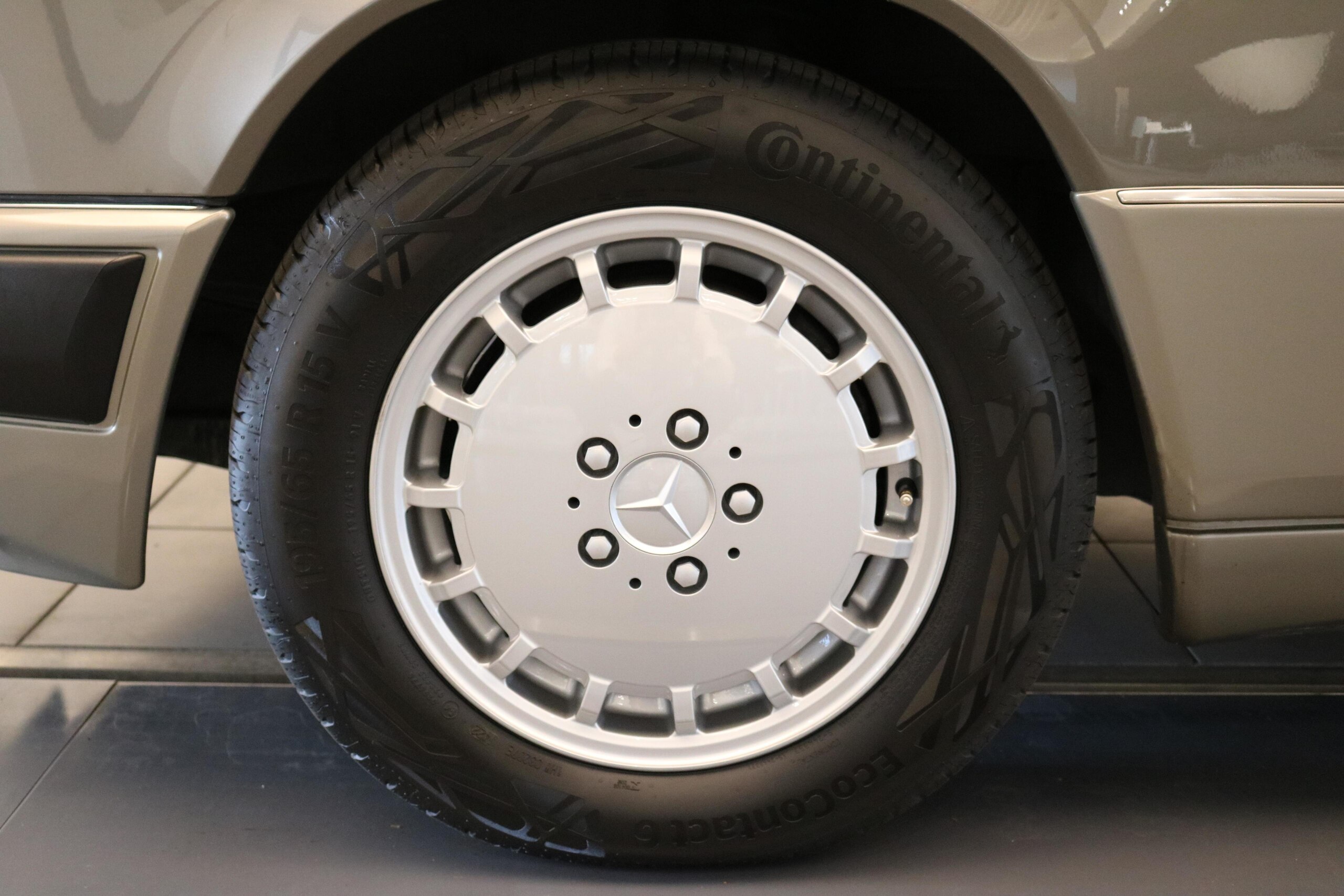 1991 Mercedes Benz 300CE-24 — Photo 17 / 19