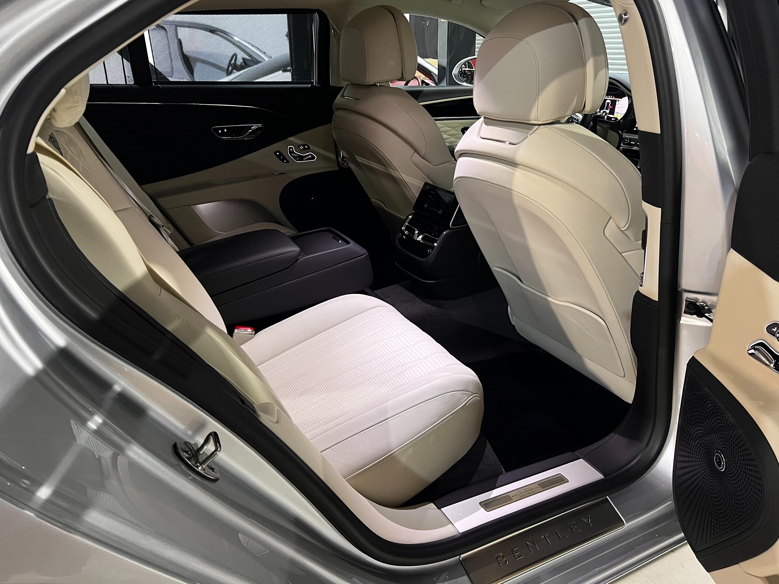 2020 Bentley Flying Spur — Photo 14 / 22