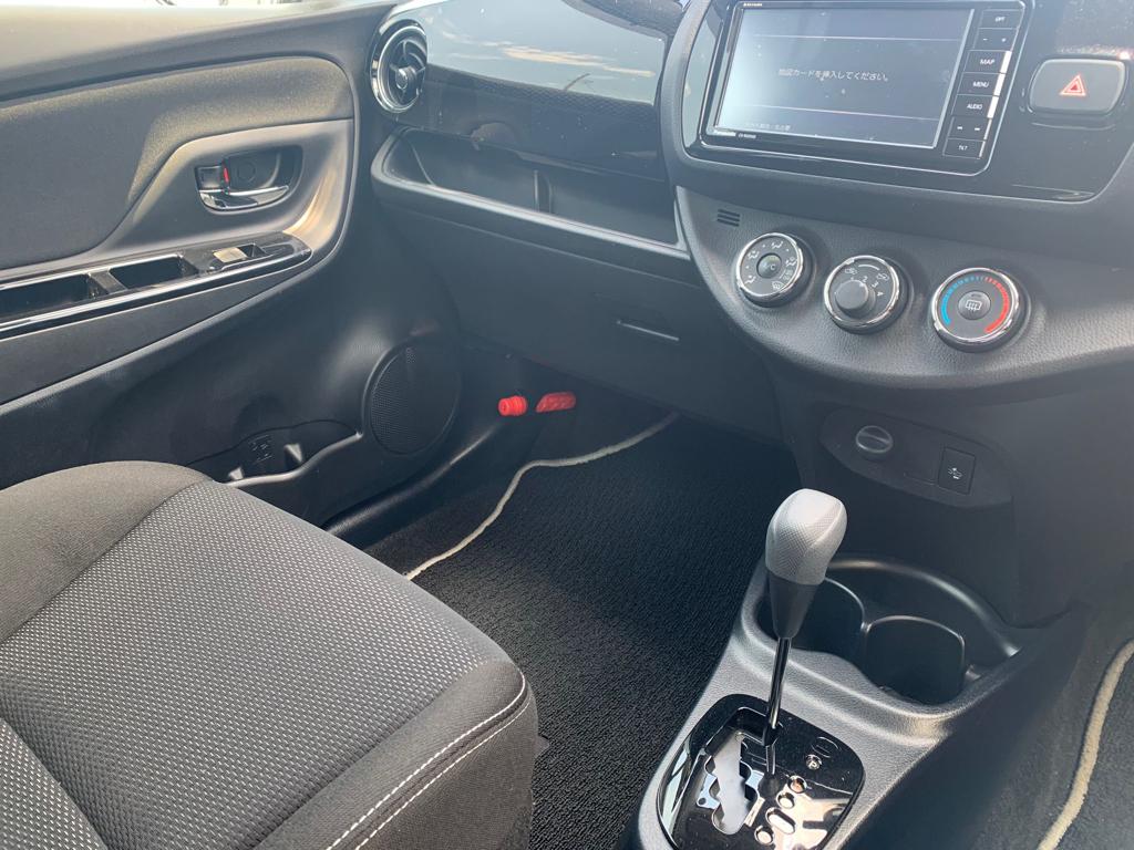 2019 Toyota Vitz — Photo 13 / 20