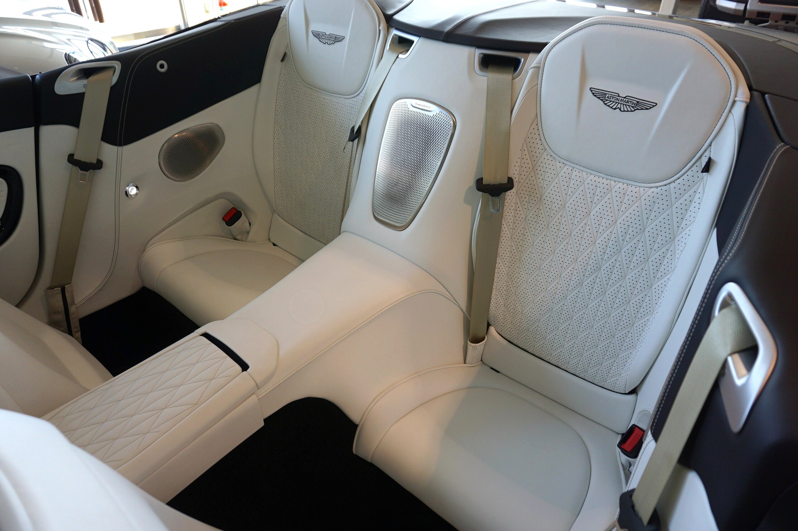 2024 Aston Martin DB12 Volante — Photo 21 / 45