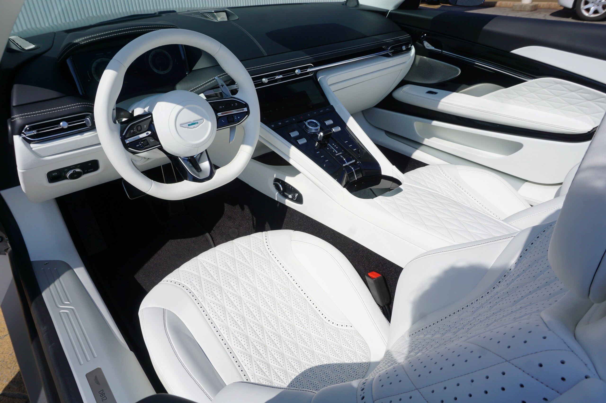 2024 Aston Martin DB12 Volante — Photo 15 / 45