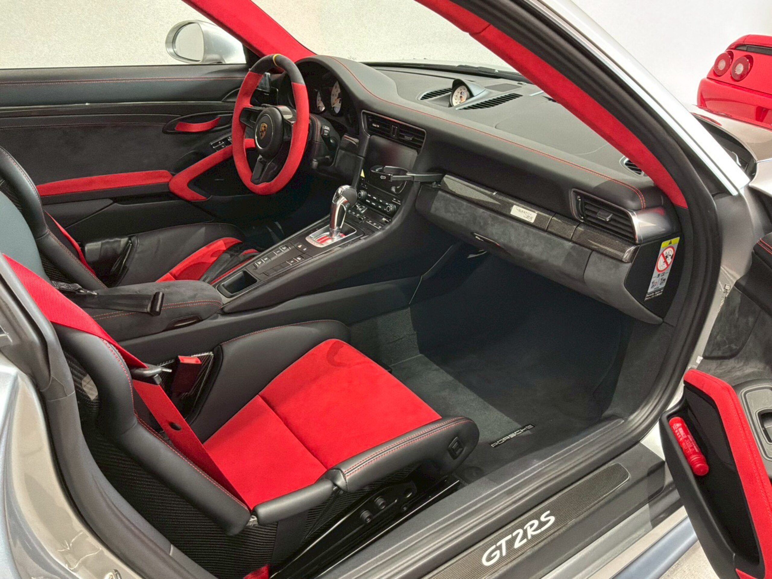 2019 Porsche 911 GT2 RS — Photo 15 / 32