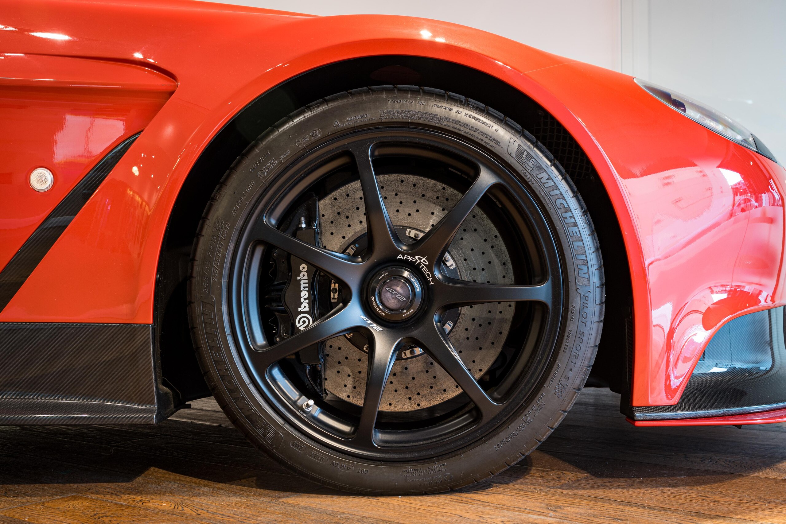 2015 Aston Martin Vantage GT12 — Photo 17 / 19