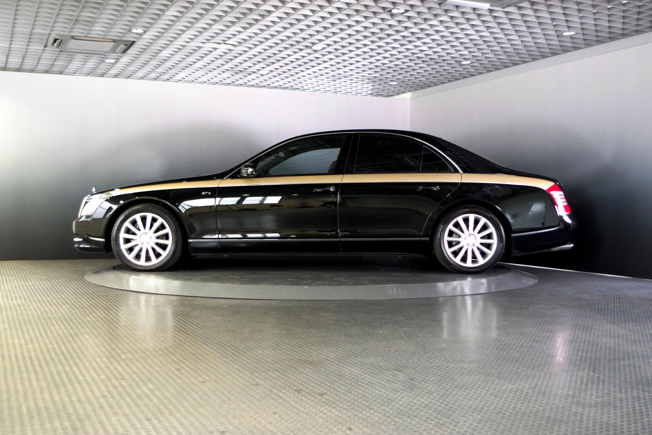 2006 Mercedes Benz Maybach 57S — Photo 7 / 19