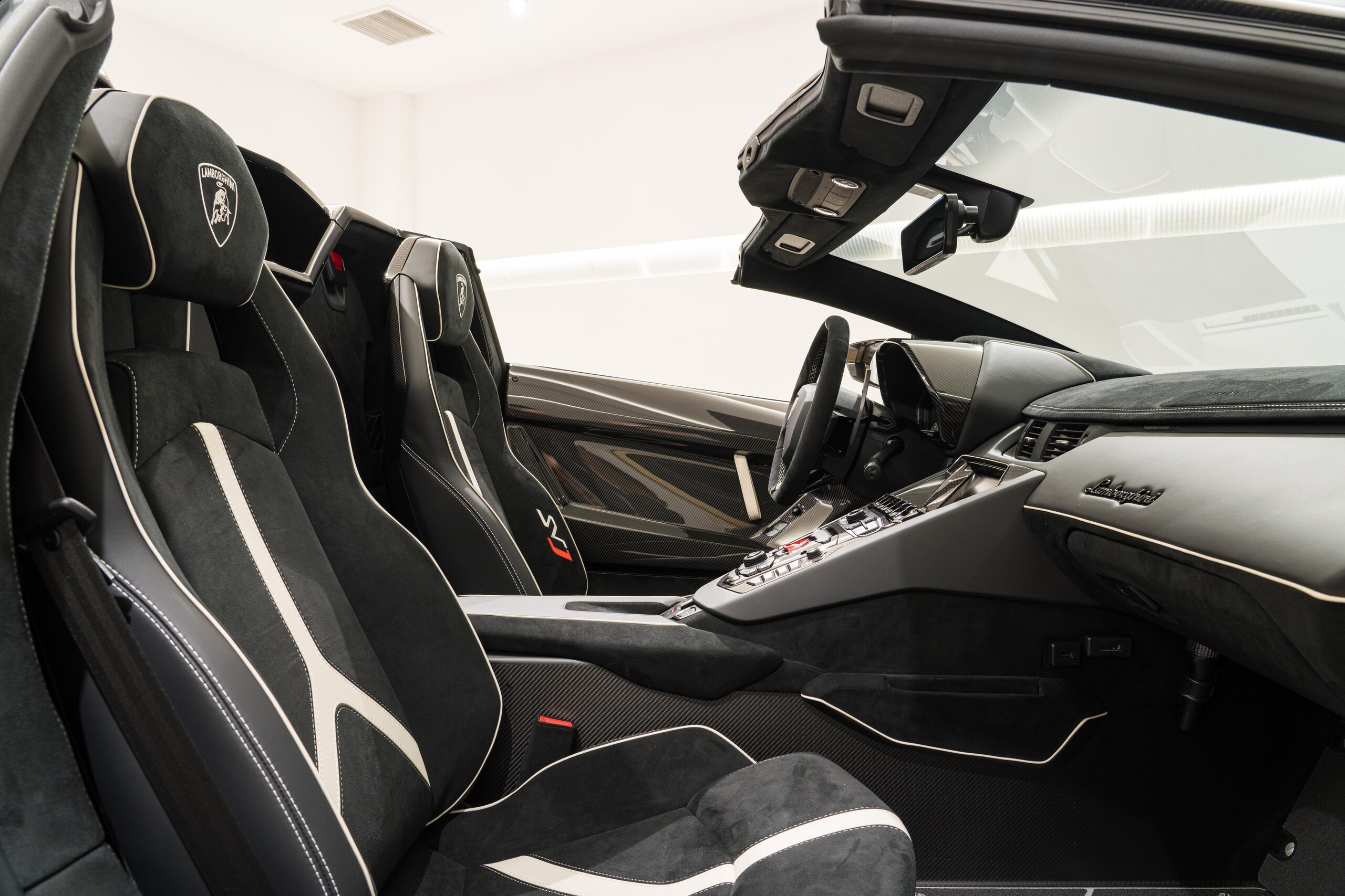 2021 Lamborghini Aventador SVJ Roadster — Photo 23 / 27