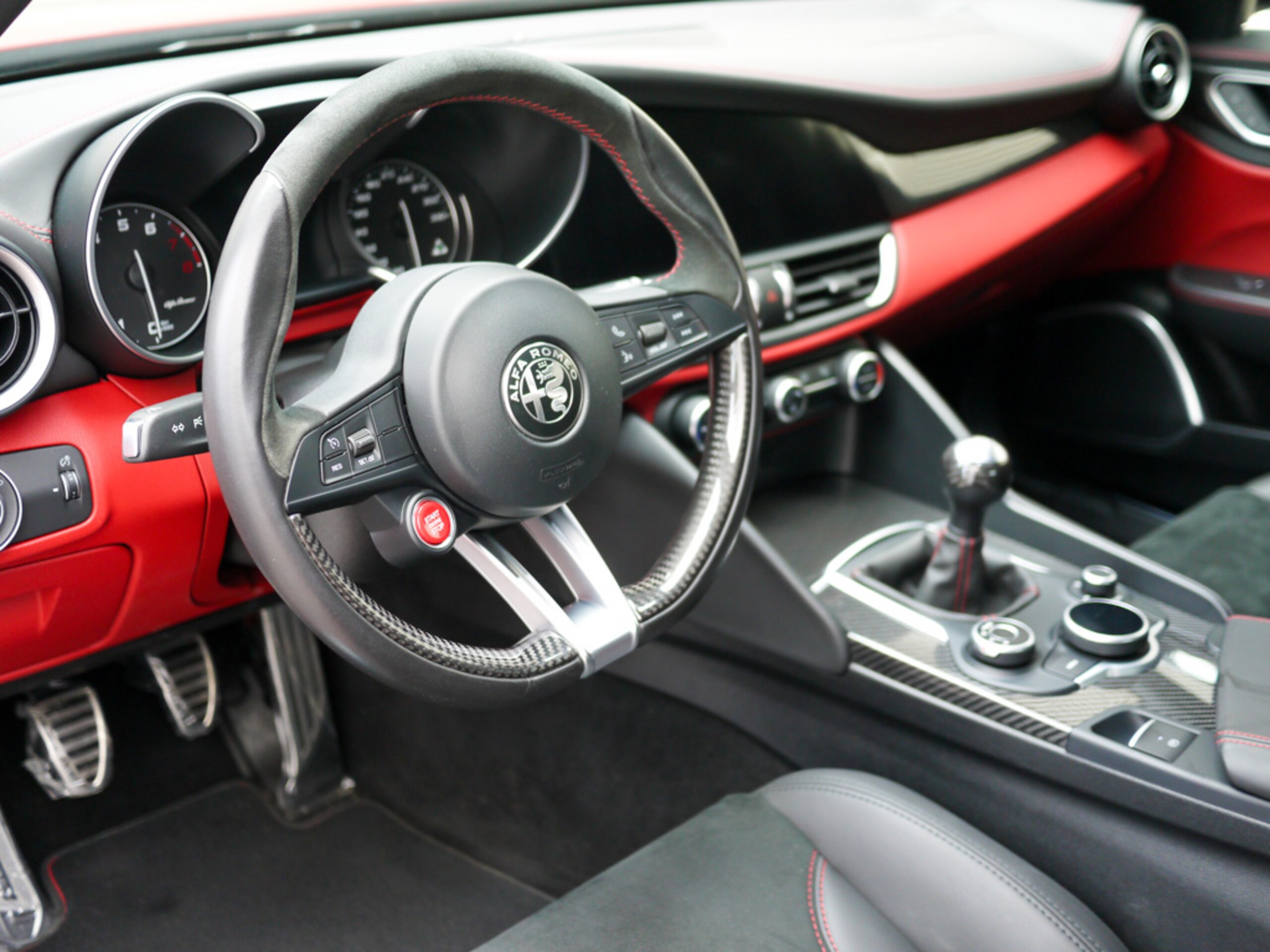 2018 Alfa Romeo Giulia Quadrifoglio — Photo 7 / 20
