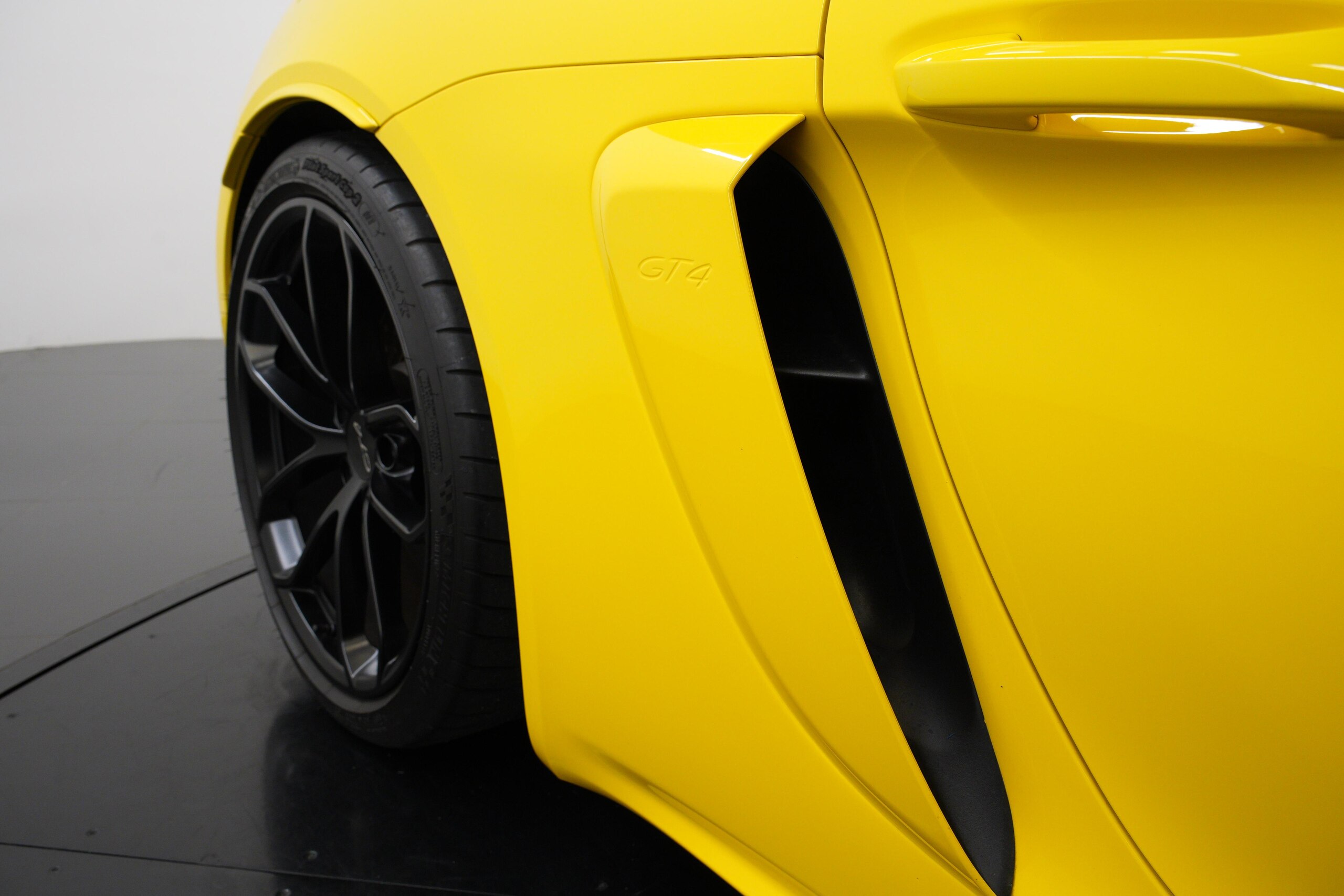 2022 Porsche 718 Cayman GT4 — Photo 31 / 35