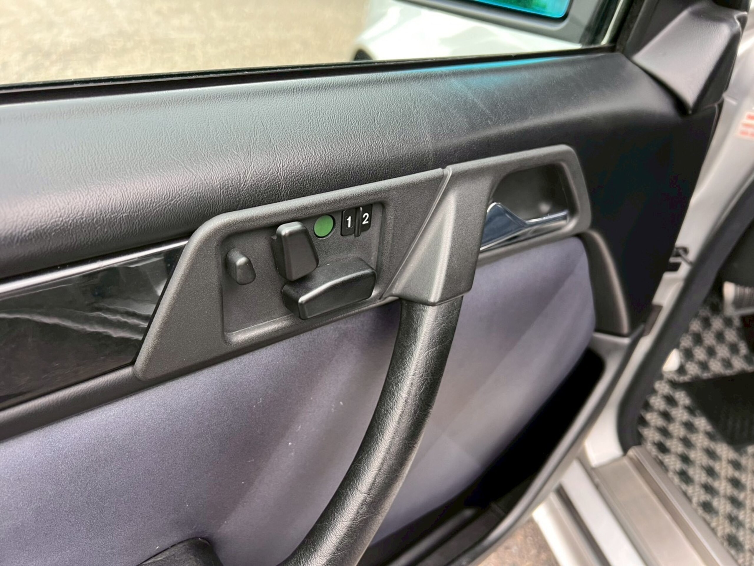 1995 Mercedes Benz E60 AMG — Photo 39 / 74