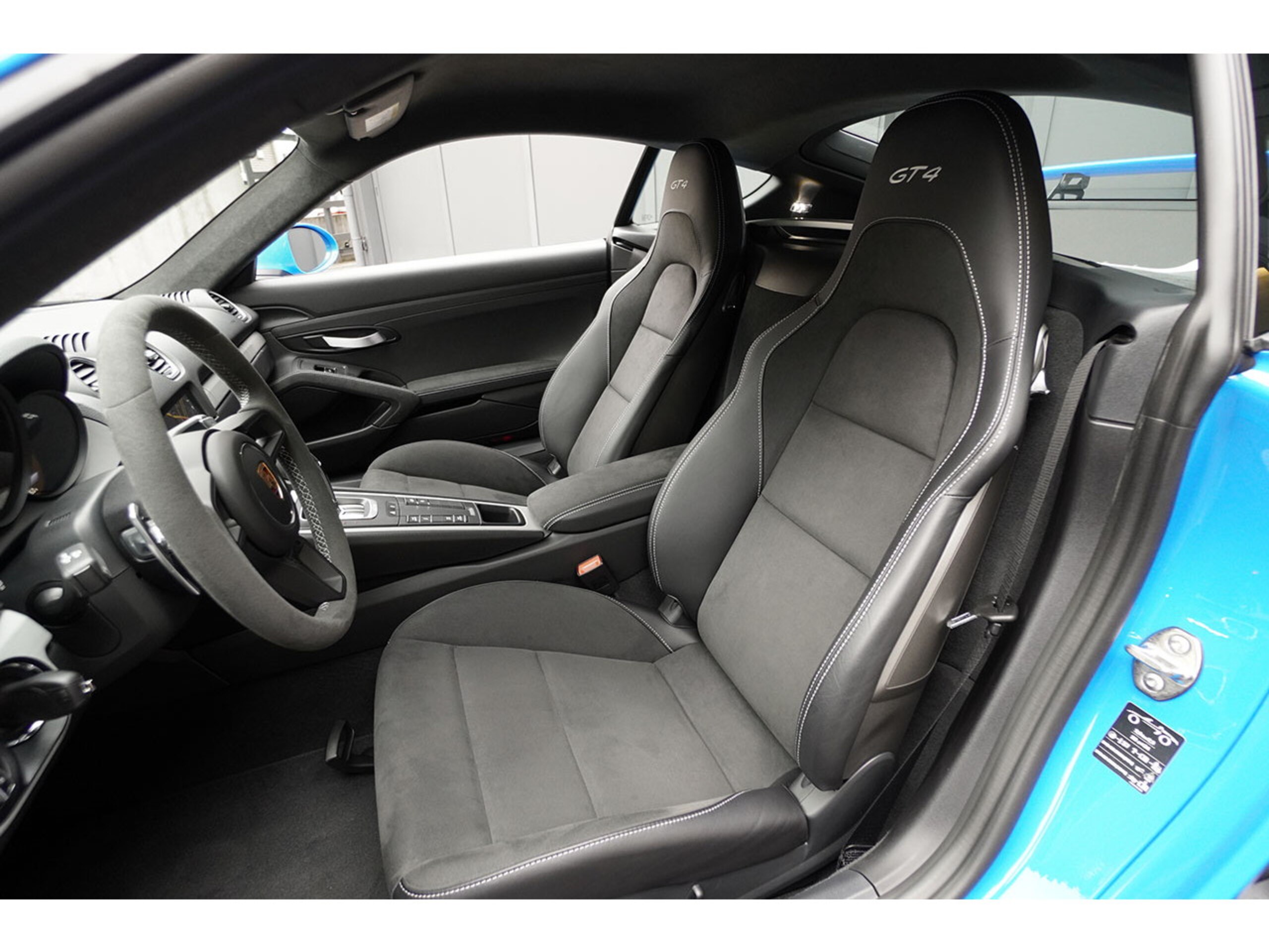 2023 Porsche 718 Cayman GT4 — Photo 11 / 18