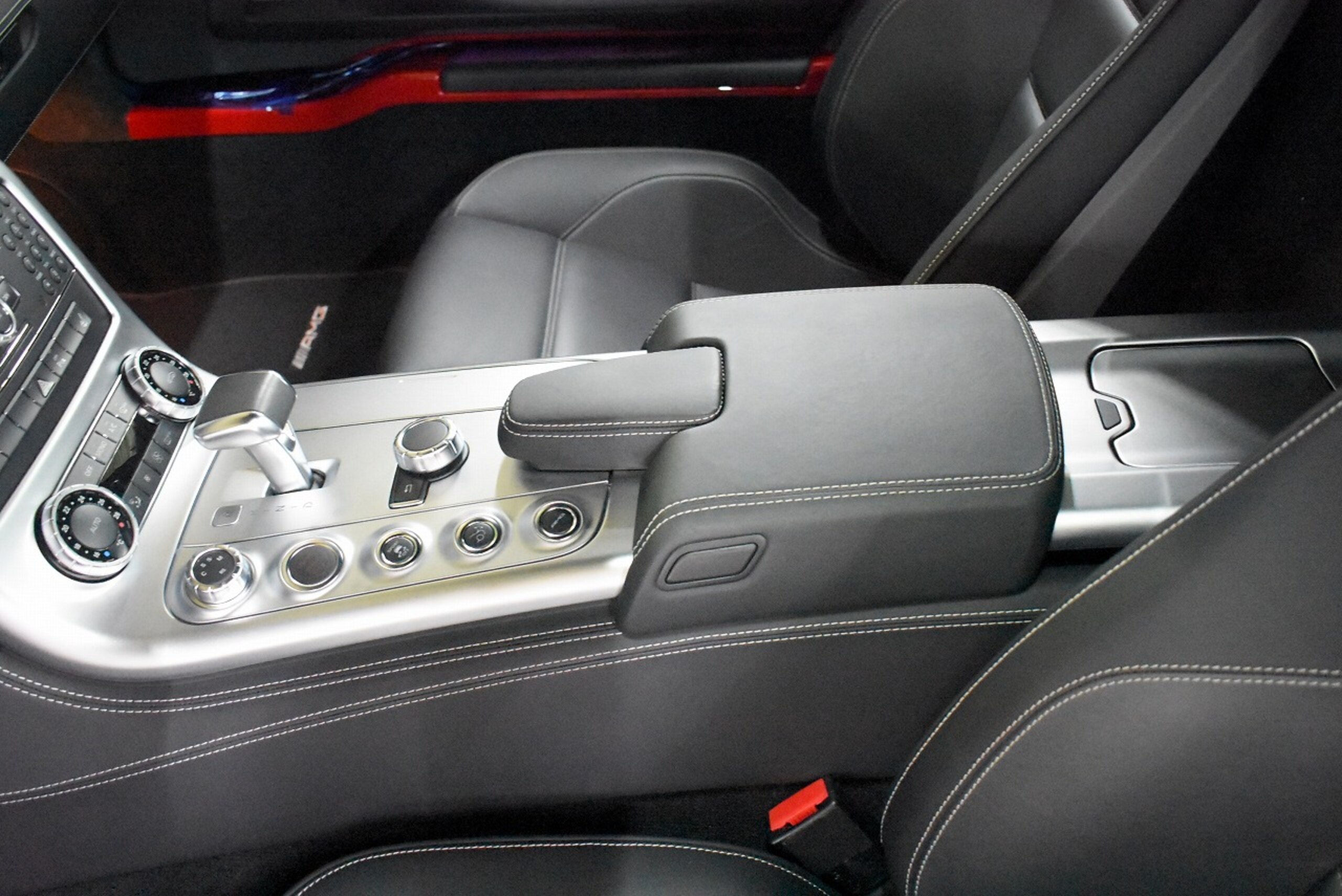 2010 Mercedes Benz SLS AMG — Photo 19 / 26