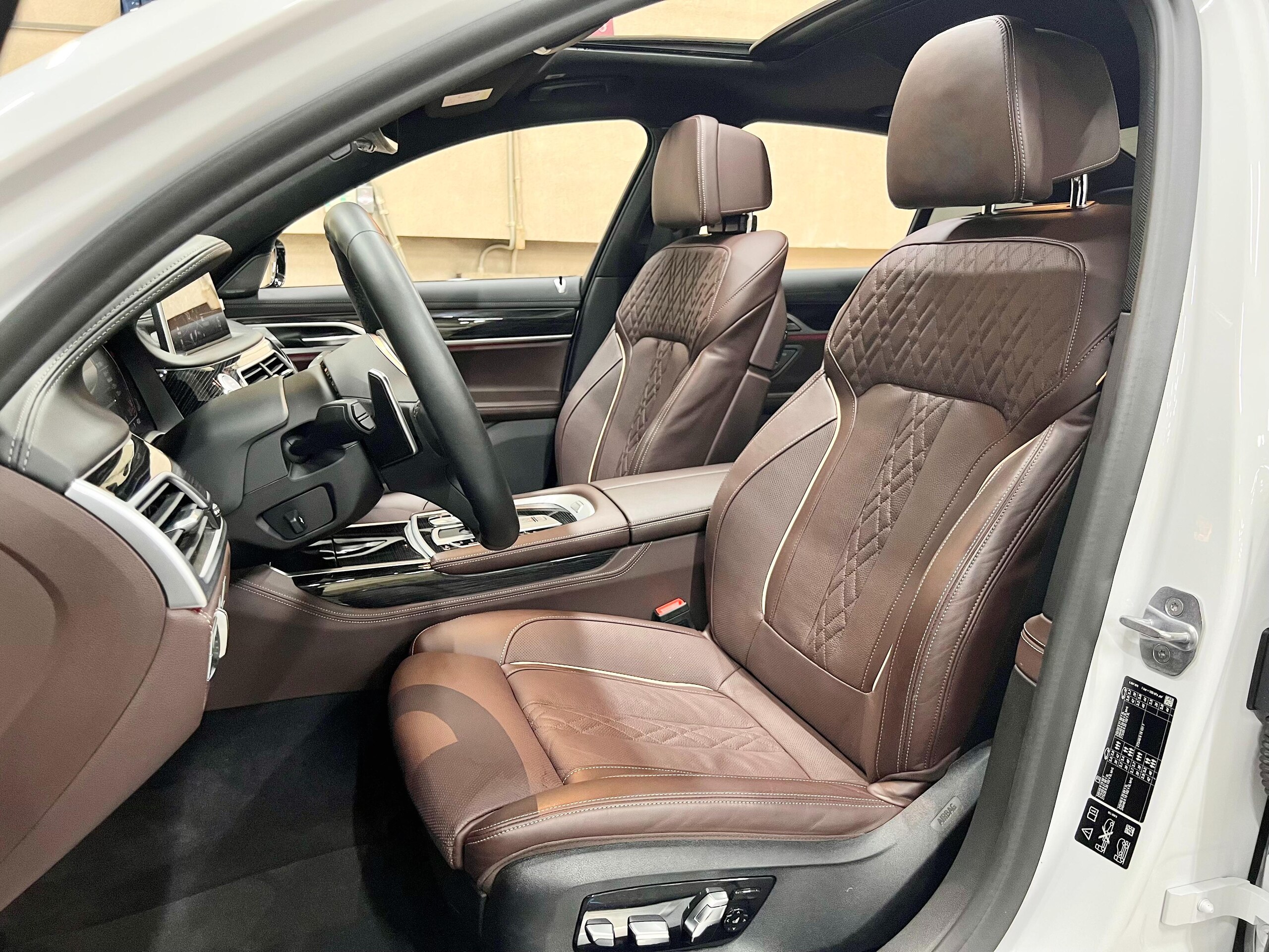 2020 BMW 750i xDrive M Sport — Photo 14 / 19