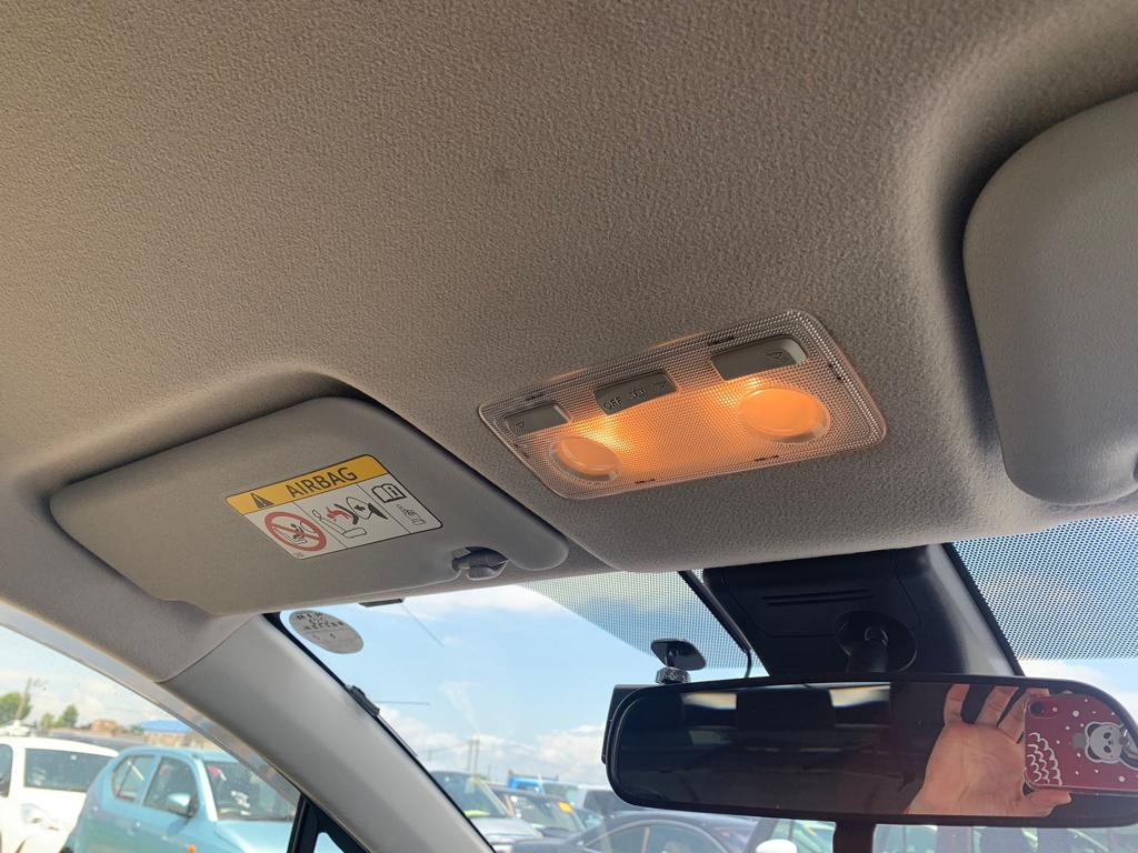 2019 Toyota Vitz — Photo 16 / 20
