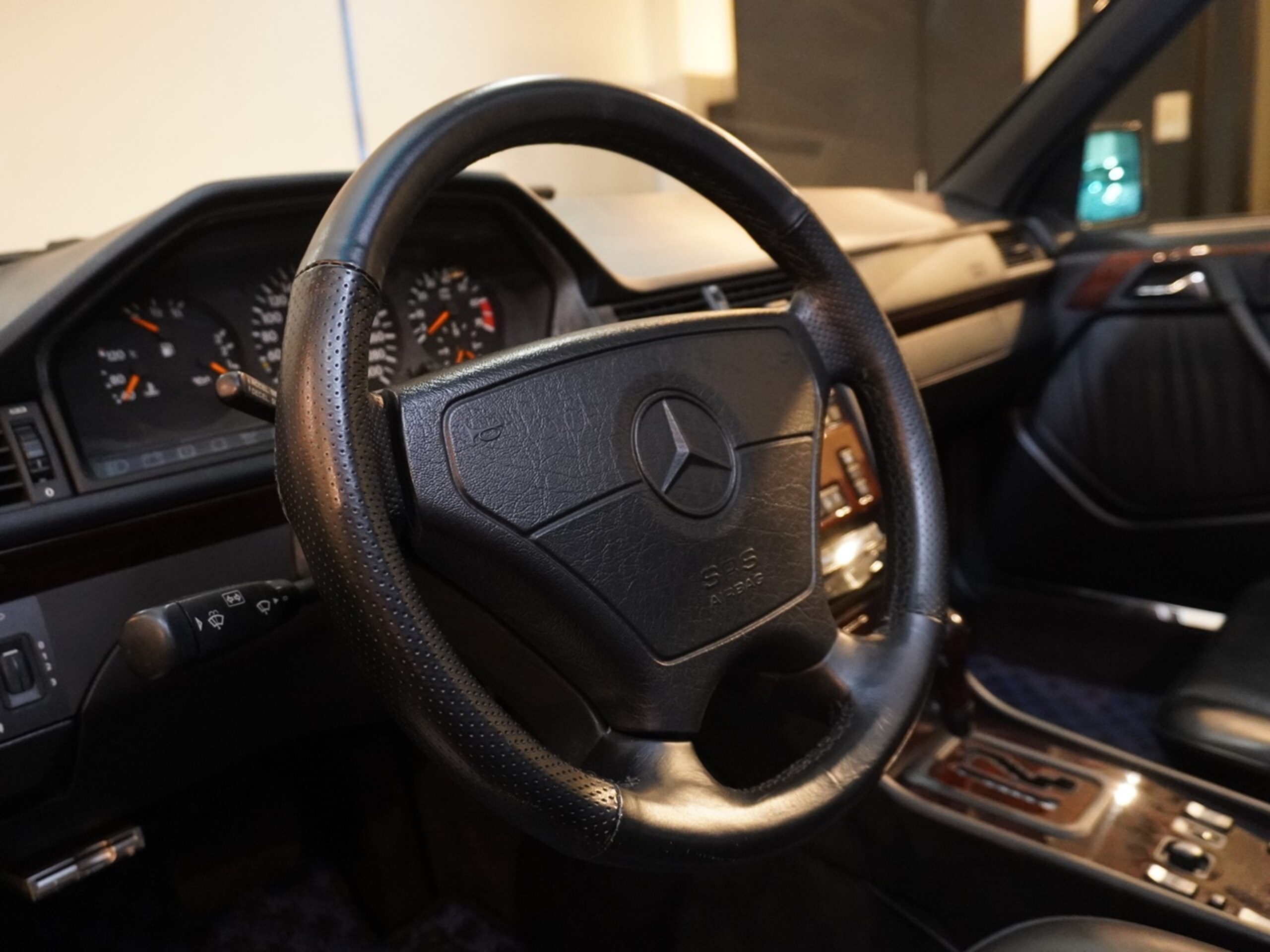 1993 Mercedes Benz E60 AMG — Photo 9 / 24