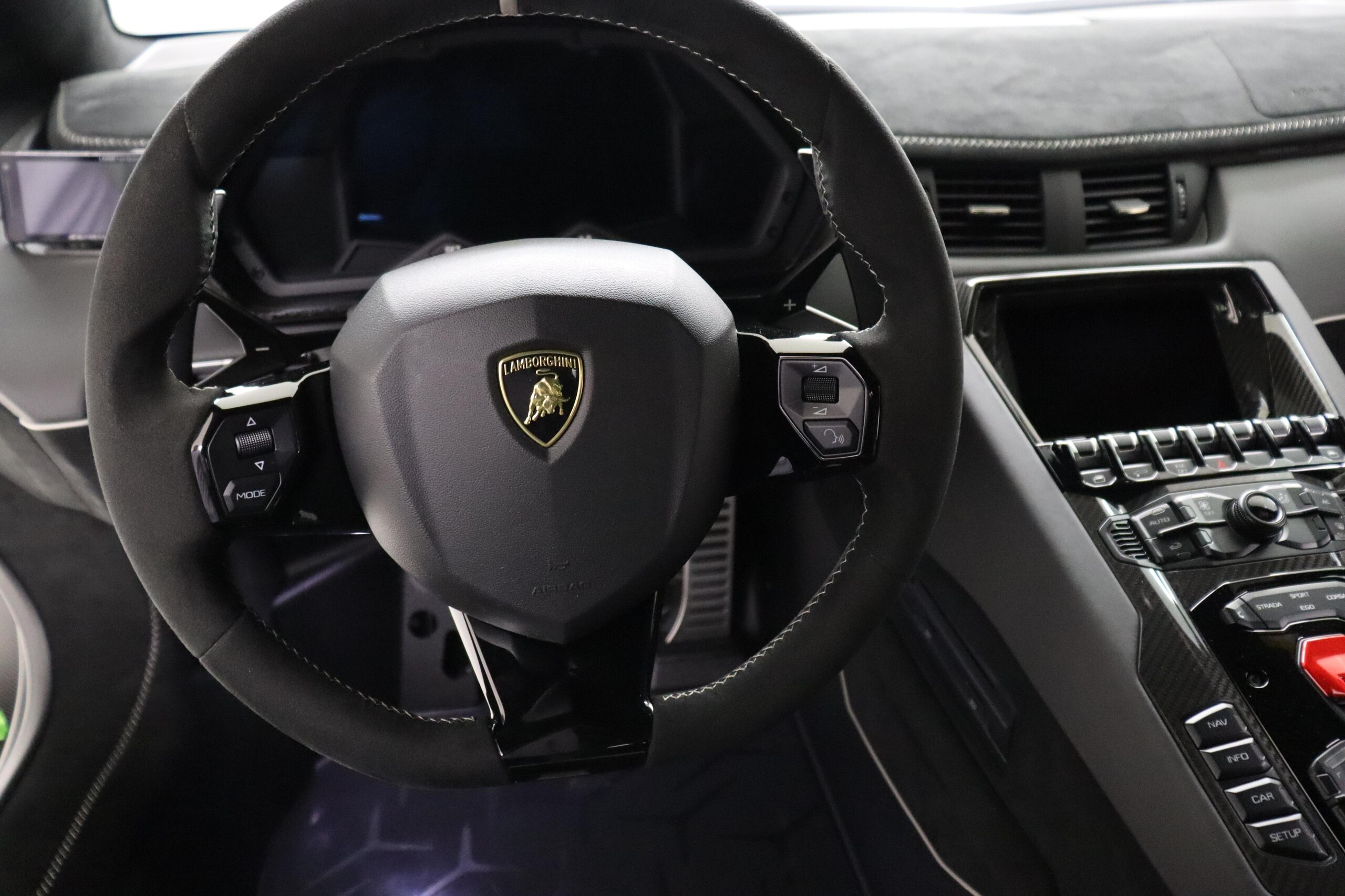 2019 Lamborghini Aventador SVJ — Photo 19 / 28
