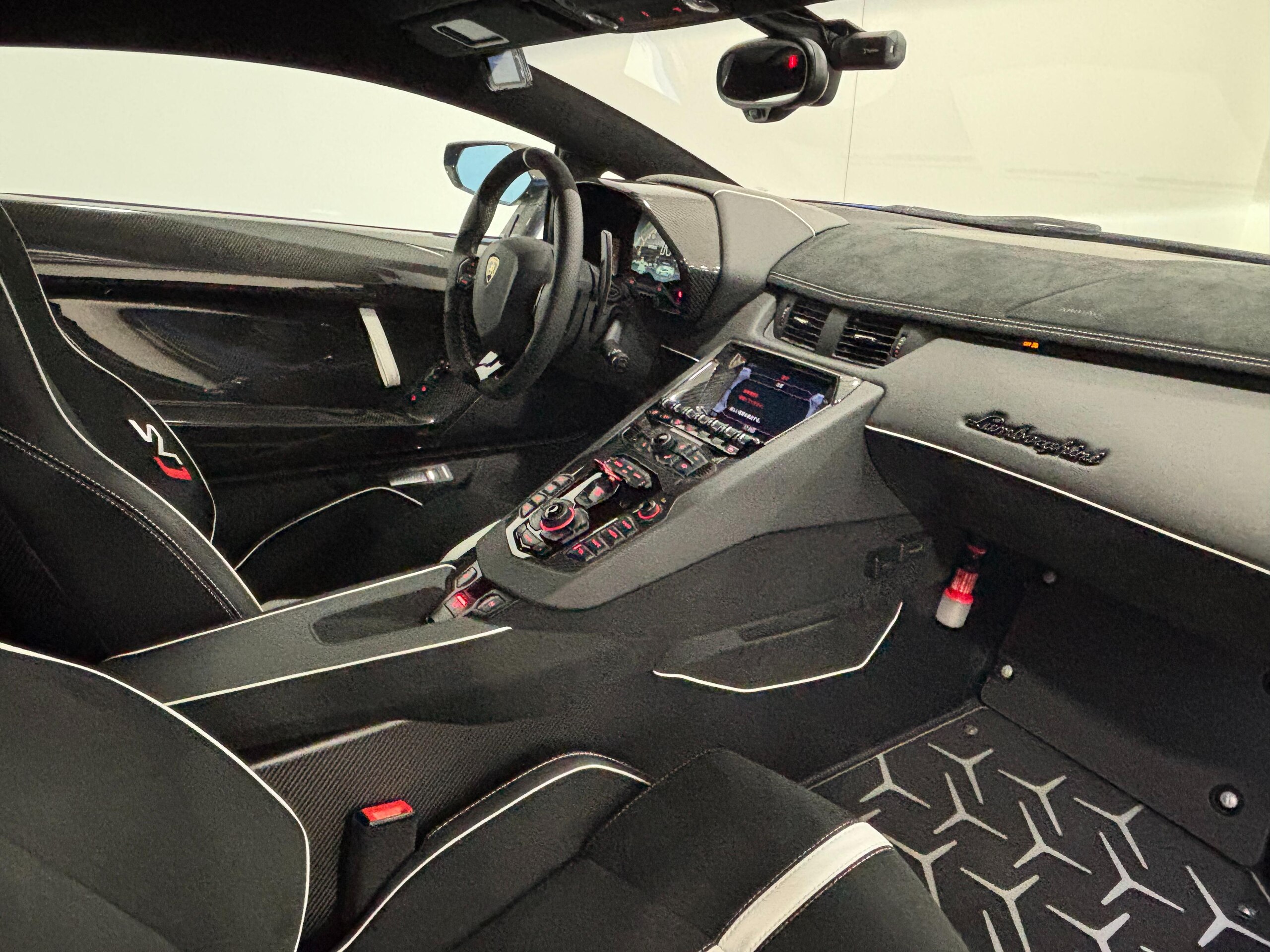 2019 Lamborghini Aventador SVJ — Photo 17 / 21