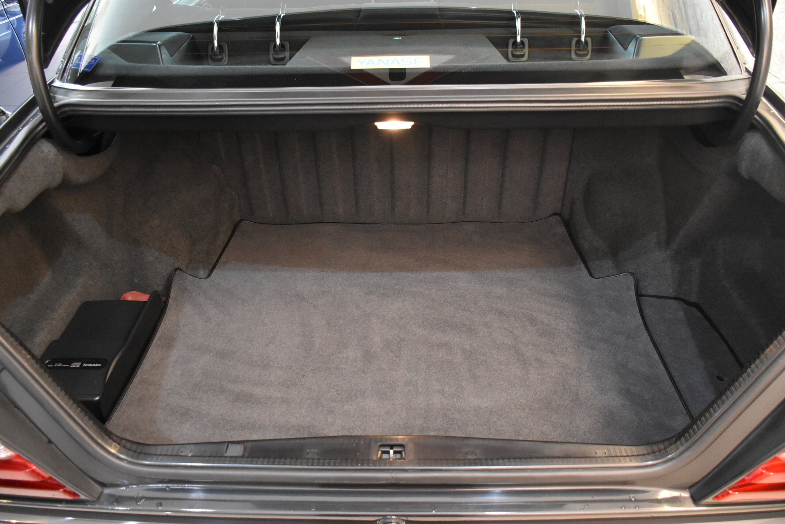 1992 Mercedes Benz 300E-24 — Photo 18 / 19