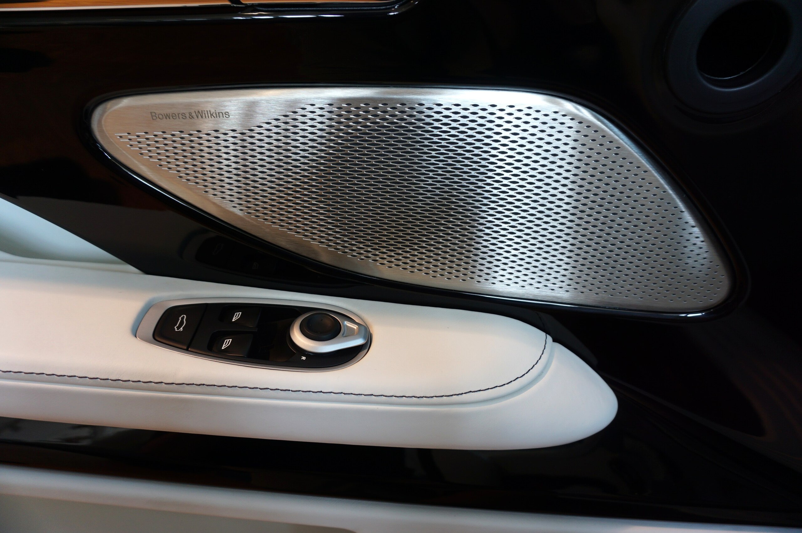 2024 Aston Martin DB12 Volante — Photo 29 / 45