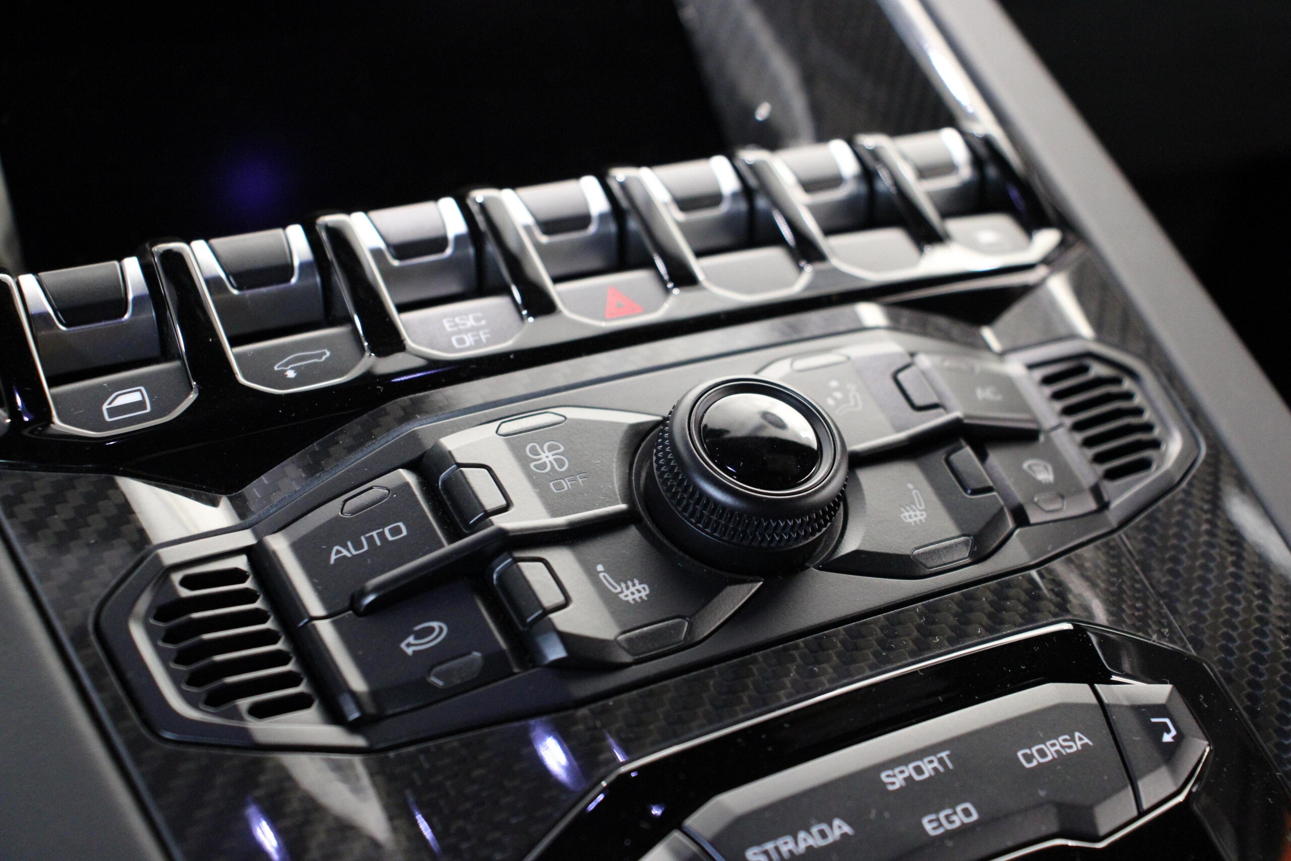 2019 Lamborghini Aventador SVJ — Photo 13 / 24