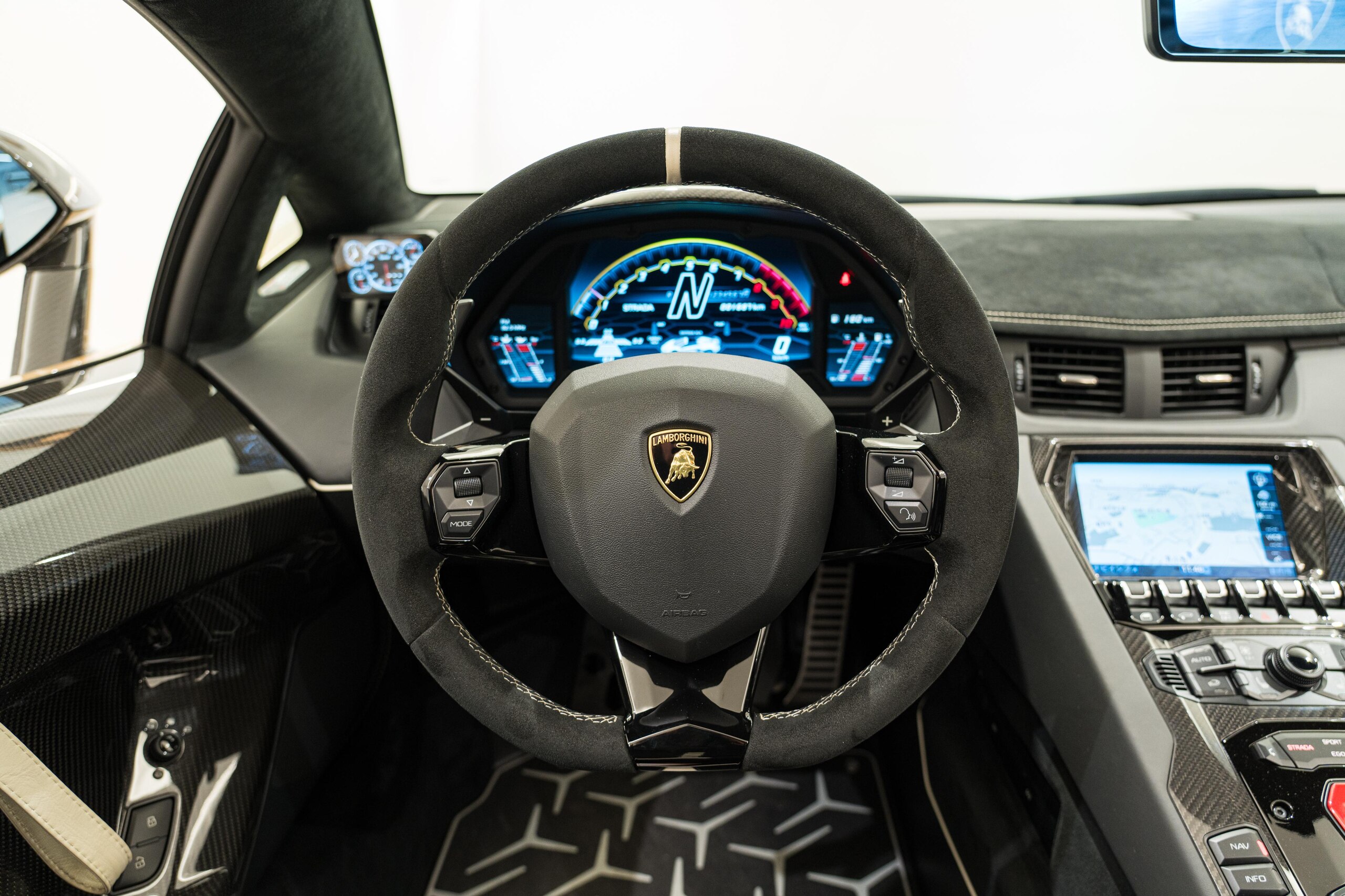 2021 Lamborghini Aventador SVJ Roadster — Photo 16 / 27