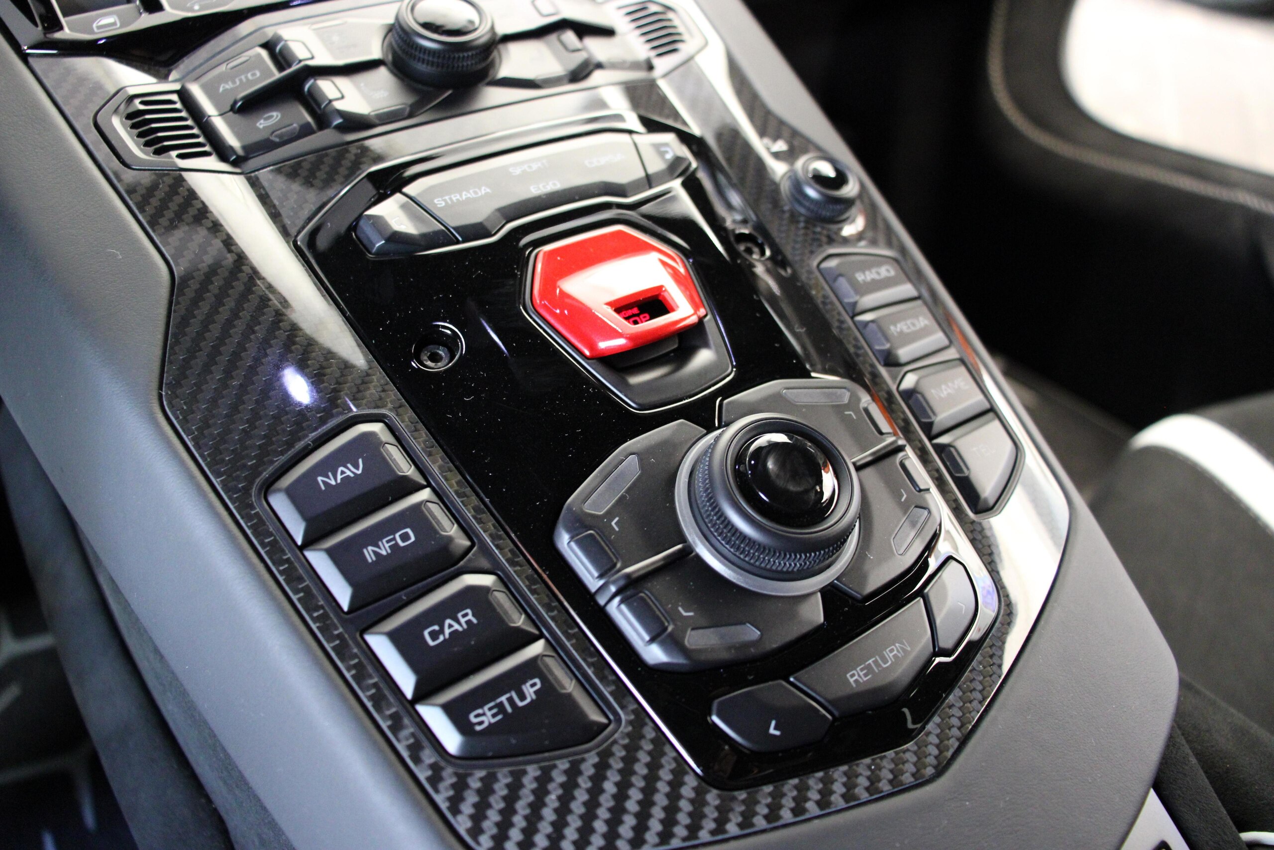 2019 Lamborghini Aventador SVJ — Photo 14 / 24