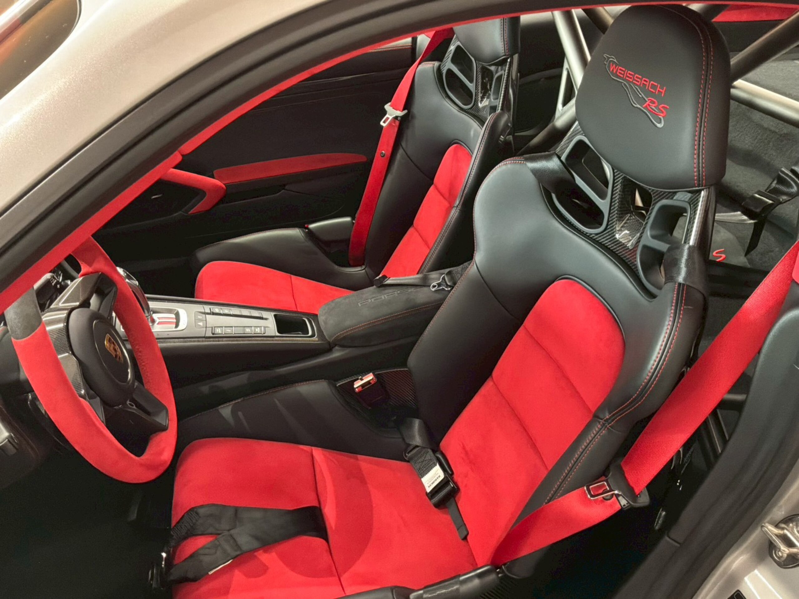 2019 Porsche 911 GT2 RS — Photo 8 / 32
