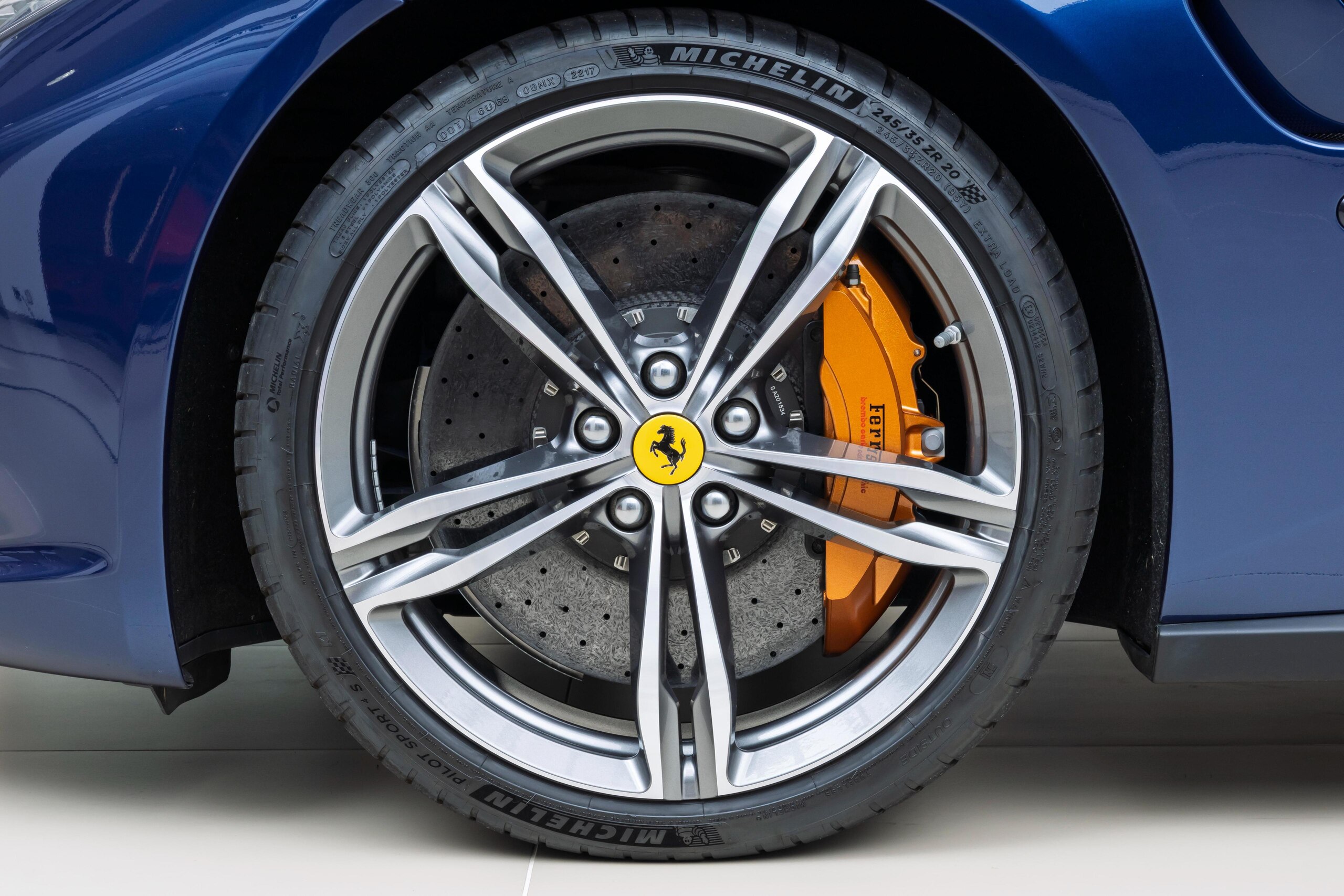 2017 Ferrari GTC4Lusso — Photo 18 / 21