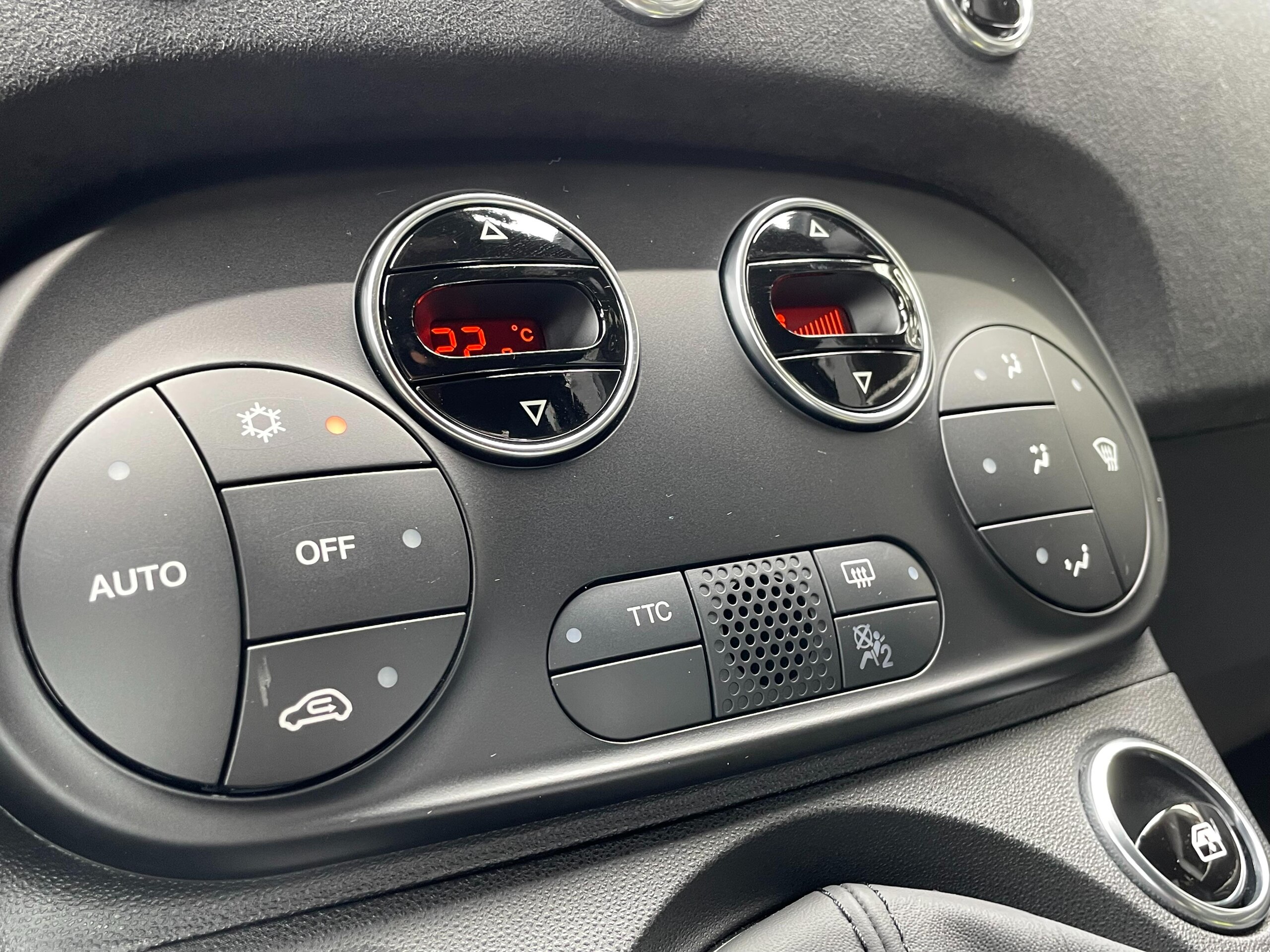 2025 Abarth 695 75th Anniversary — Photo 25 / 33