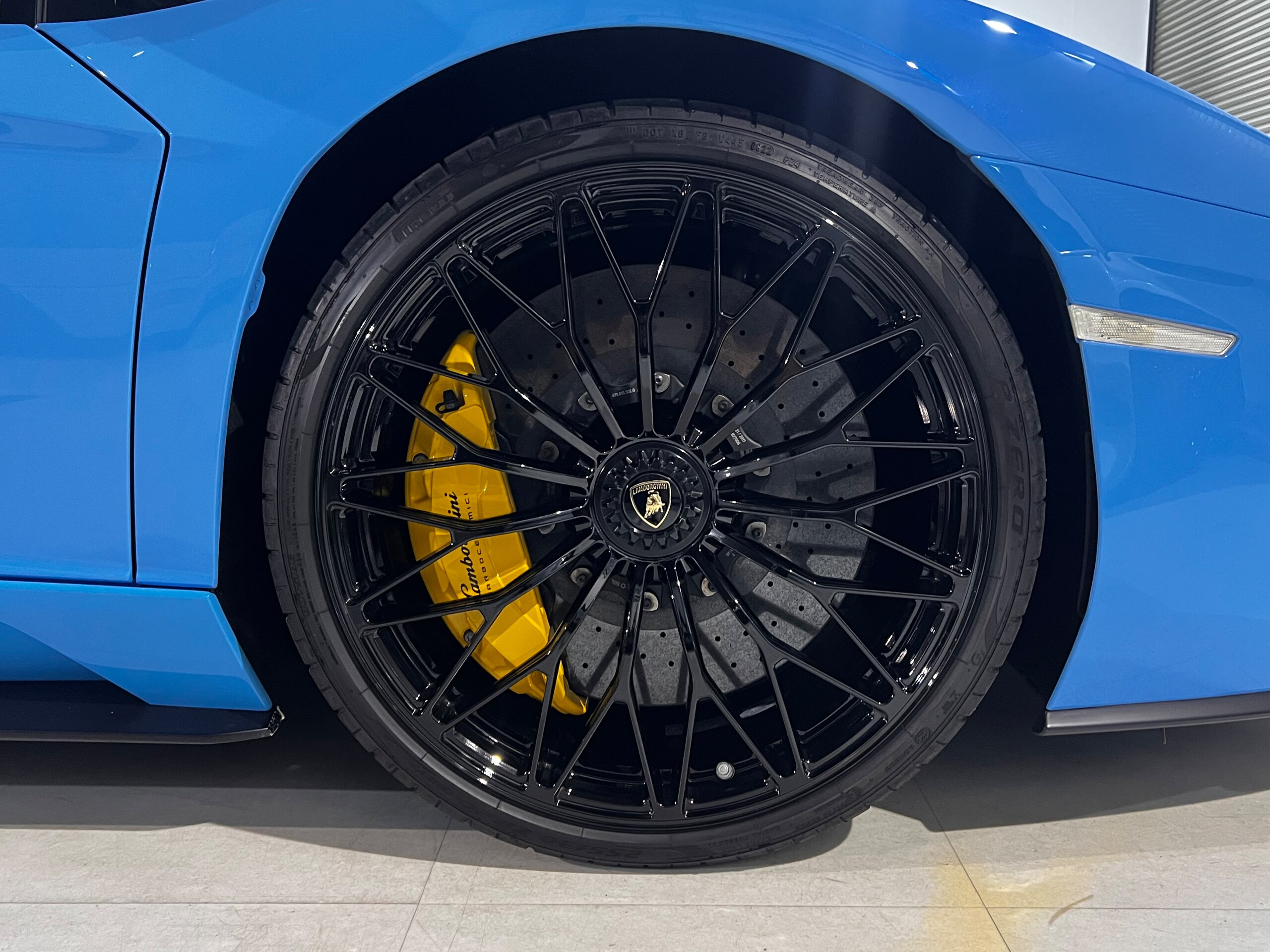 2017 Lamborghini Aventador S — Photo 13 / 15