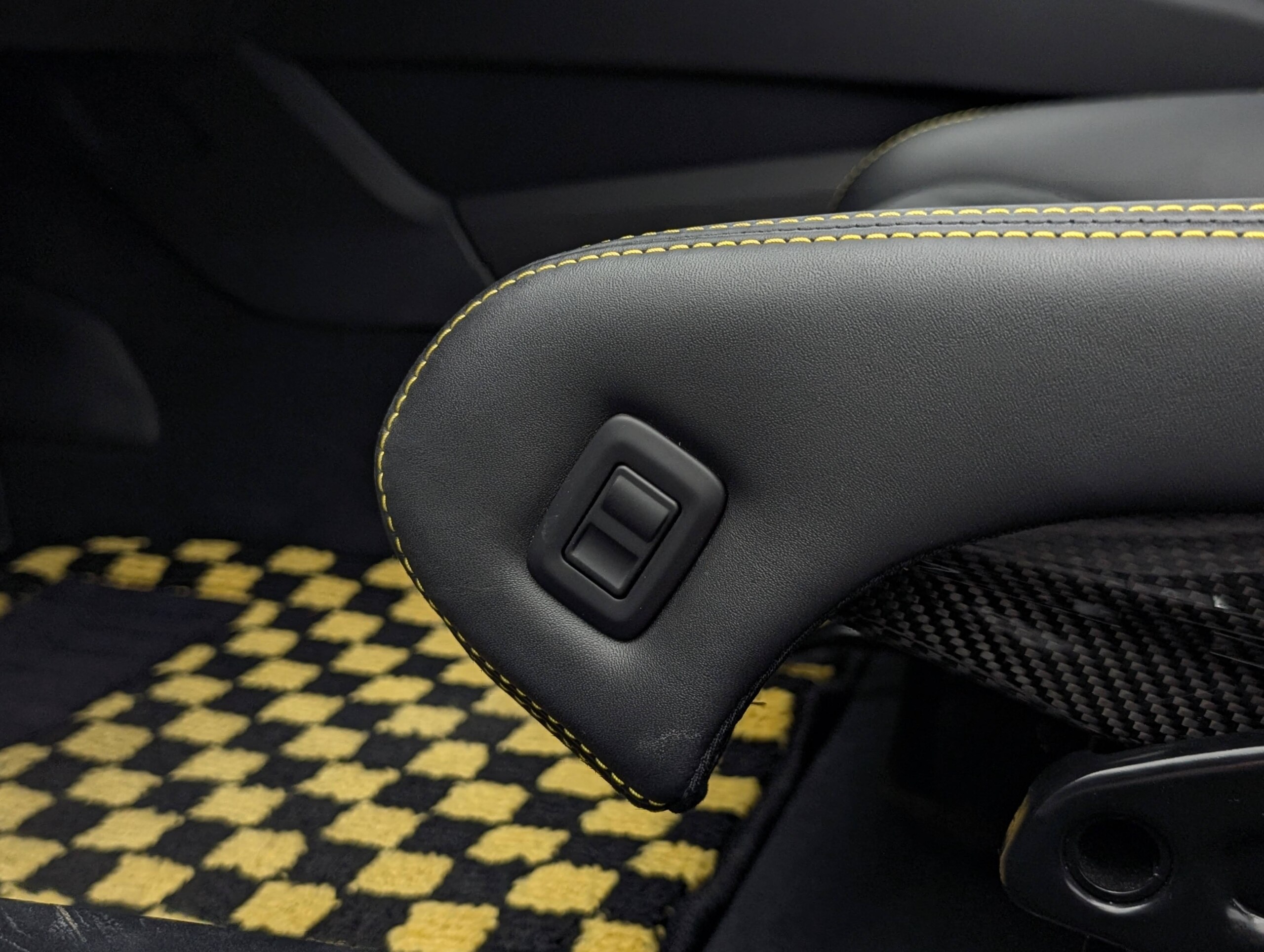 2016 Porsche Cayman GT4 — Photo 31 / 38