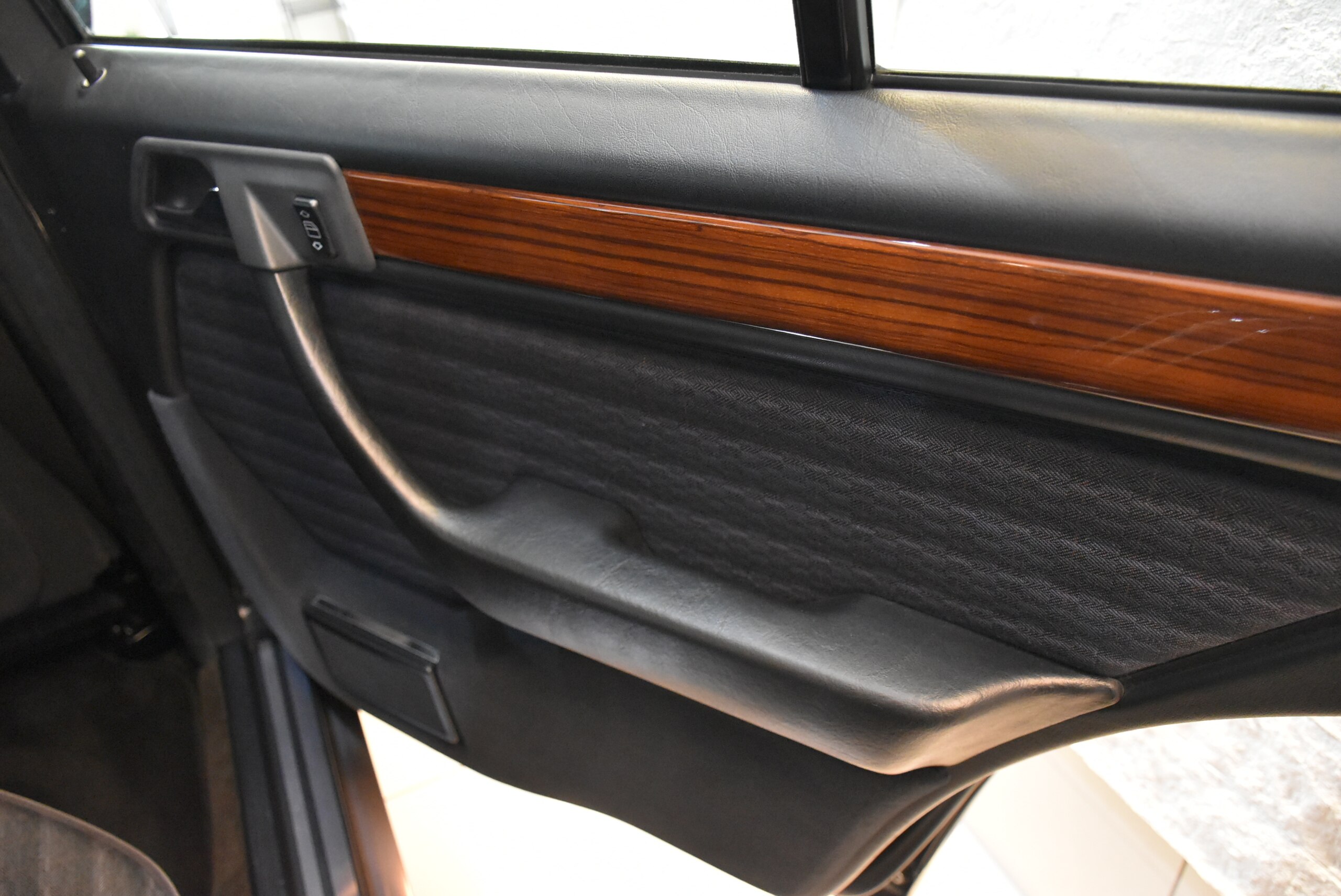 1992 Mercedes Benz 300E-24 — Photo 16 / 19