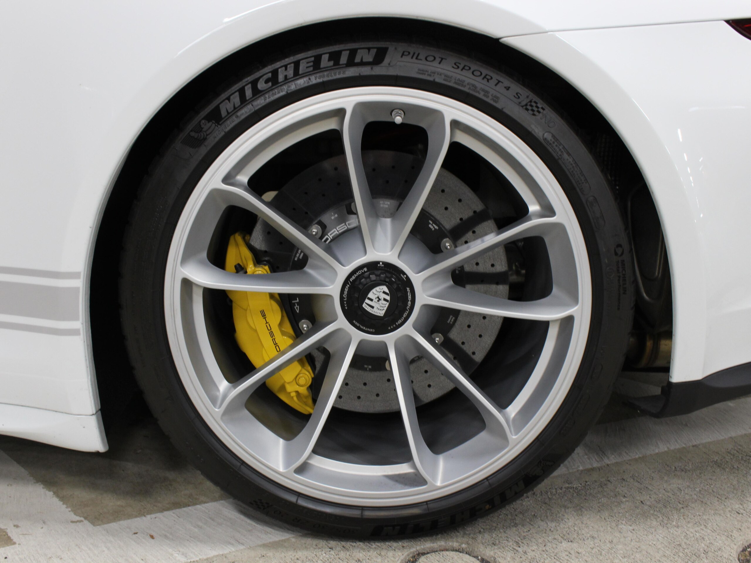 2016 Porsche 911 R — Photo 26 / 29