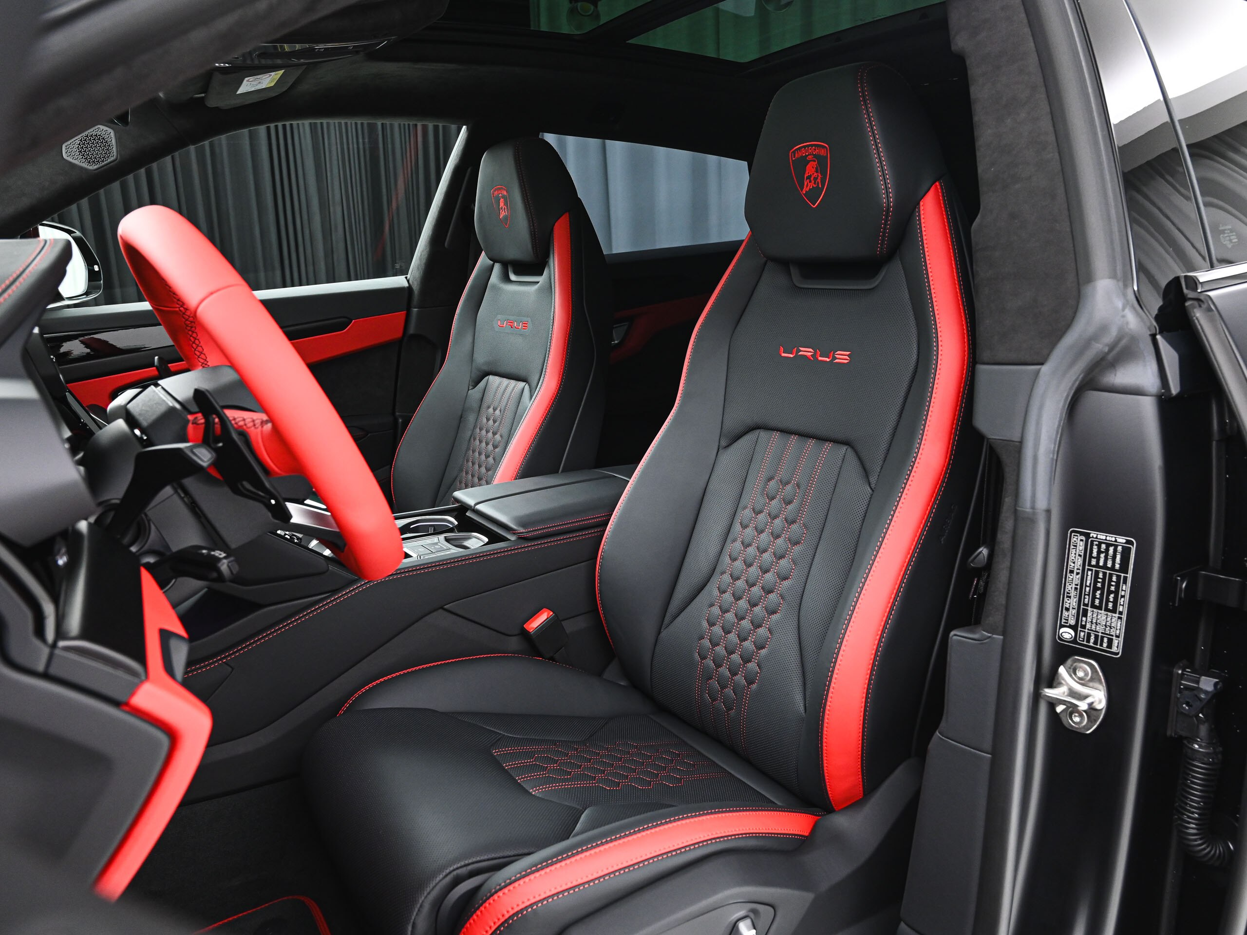 2025 Lamborghini Urus S — Photo 12 / 25