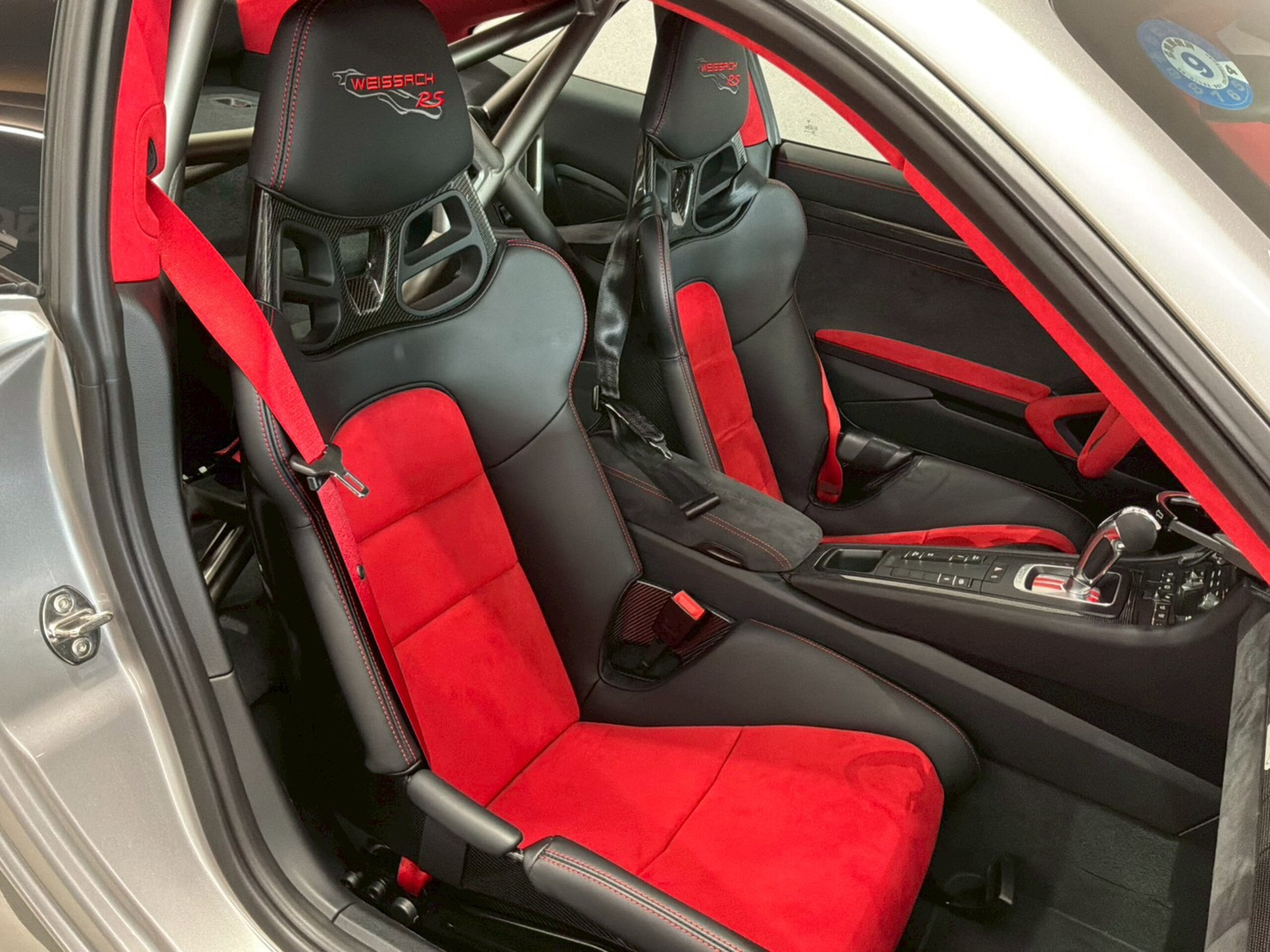 2019 Porsche 911 GT2 RS — Photo 14 / 32