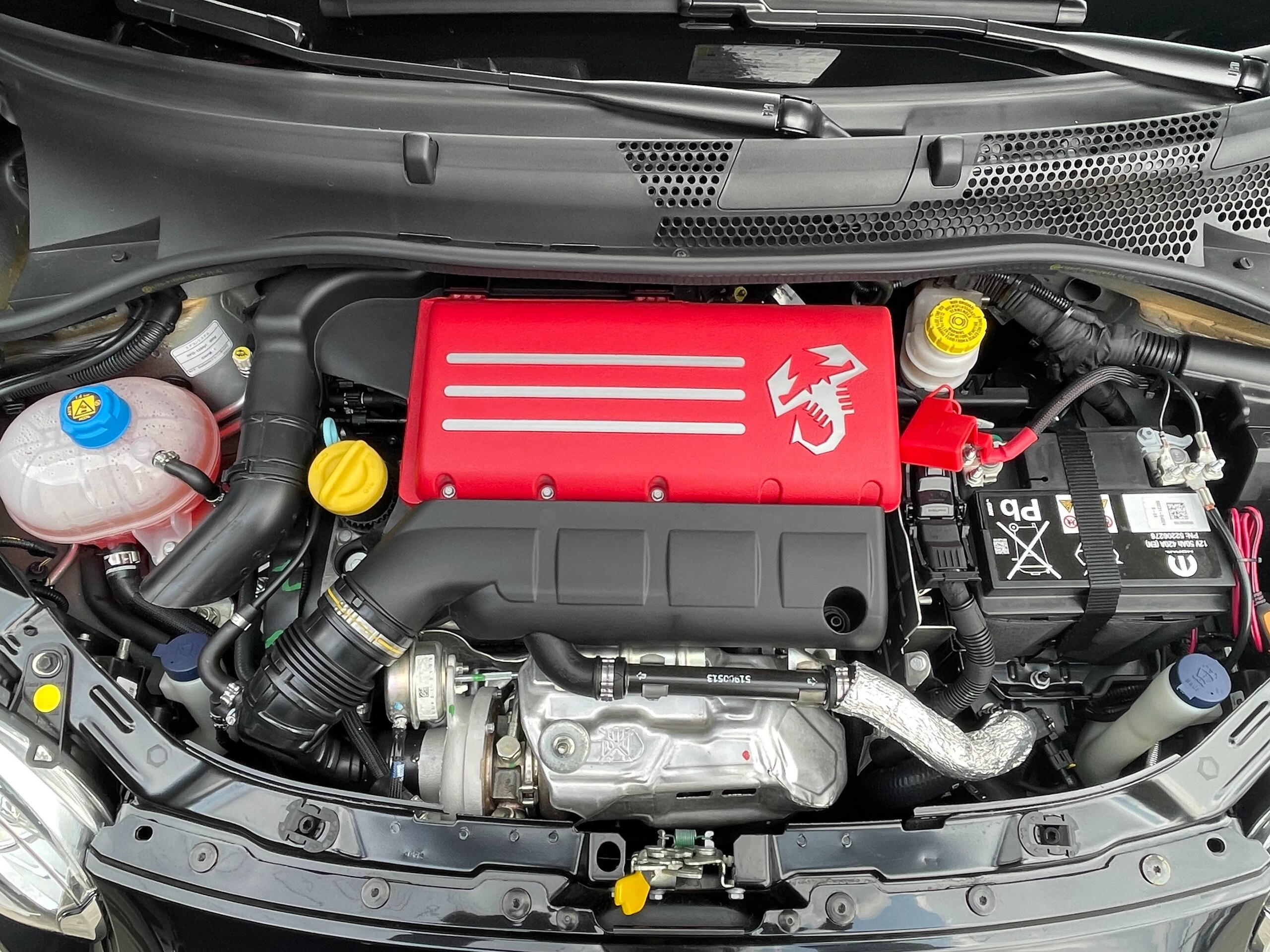 2025 Abarth 695 75th Anniversary — Photo 19 / 33
