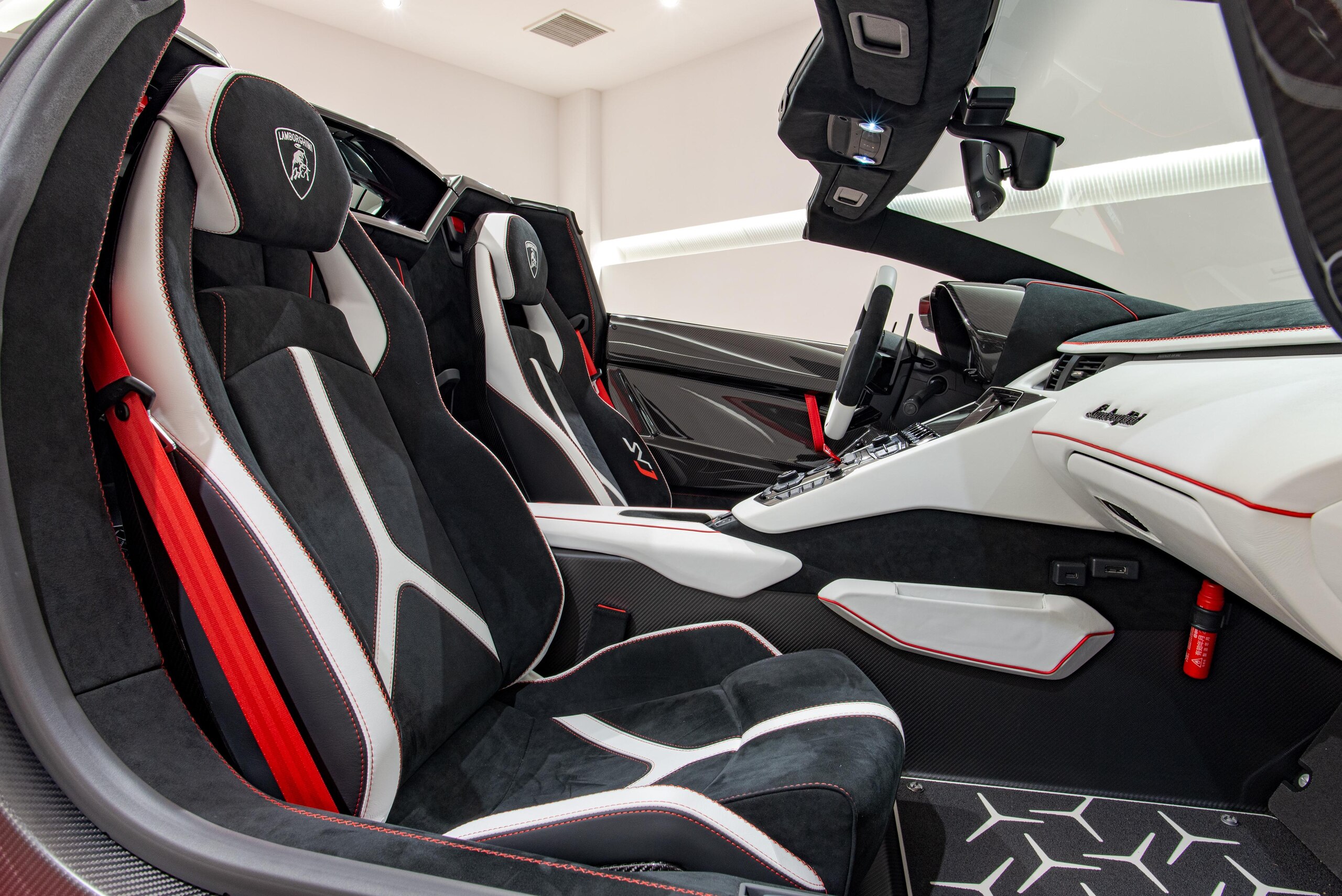2021 Lamborghini Aventador SVJ Roadster — Photo 28 / 35