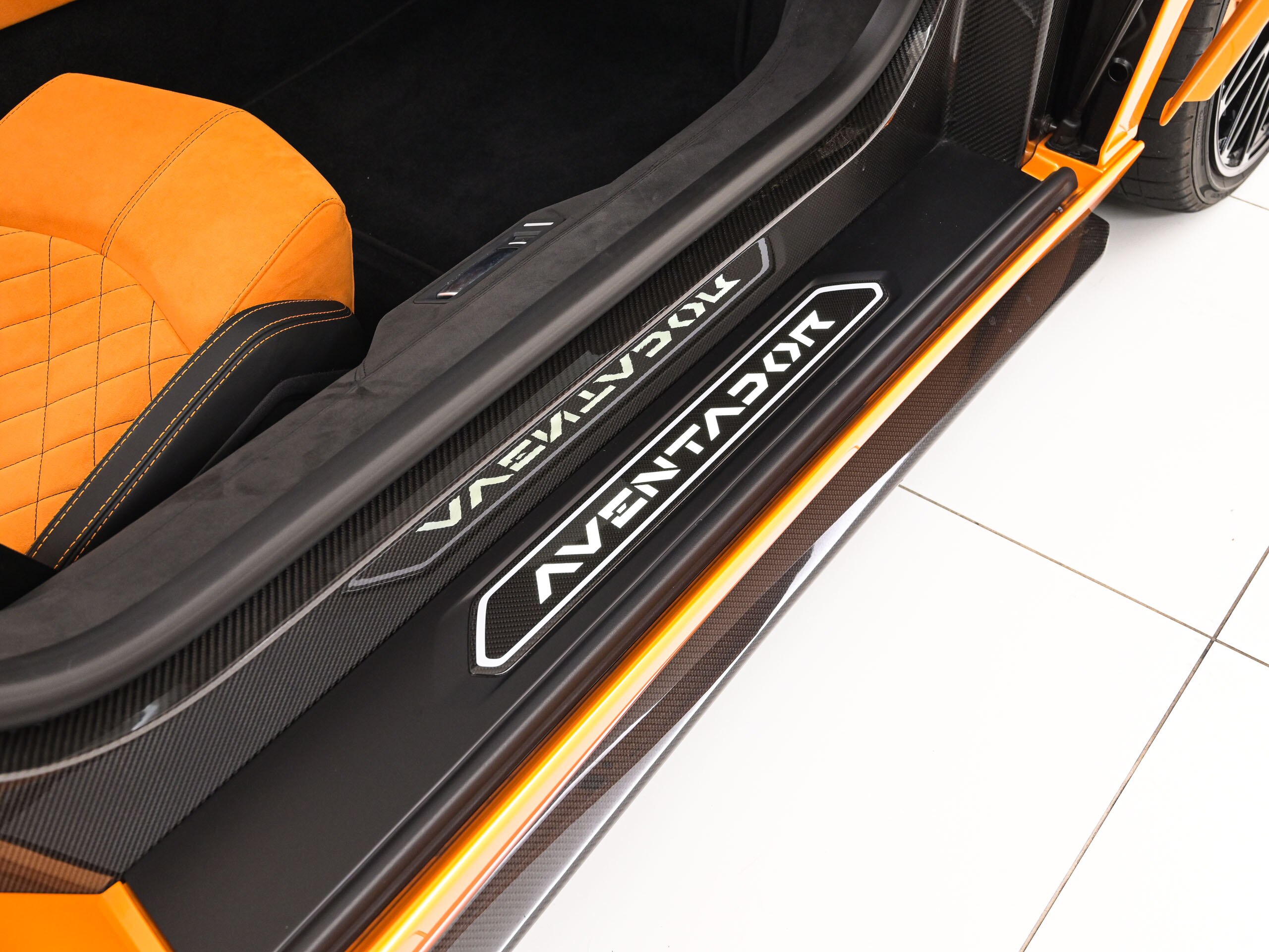 2018 Lamborghini Aventador Roadster S — Photo 14 / 24