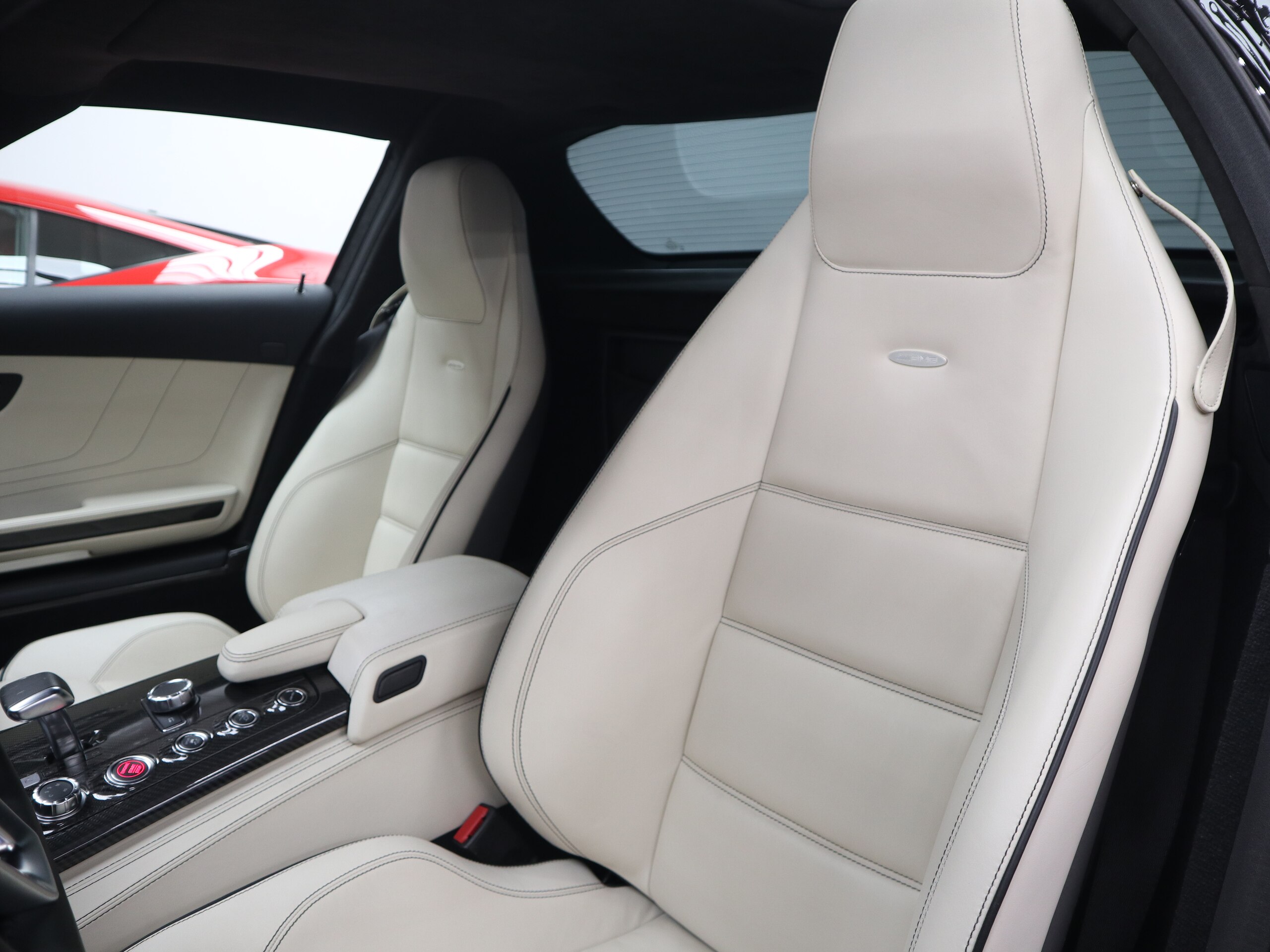 2010 Mercedes Benz SLS AMG — Photo 7 / 19