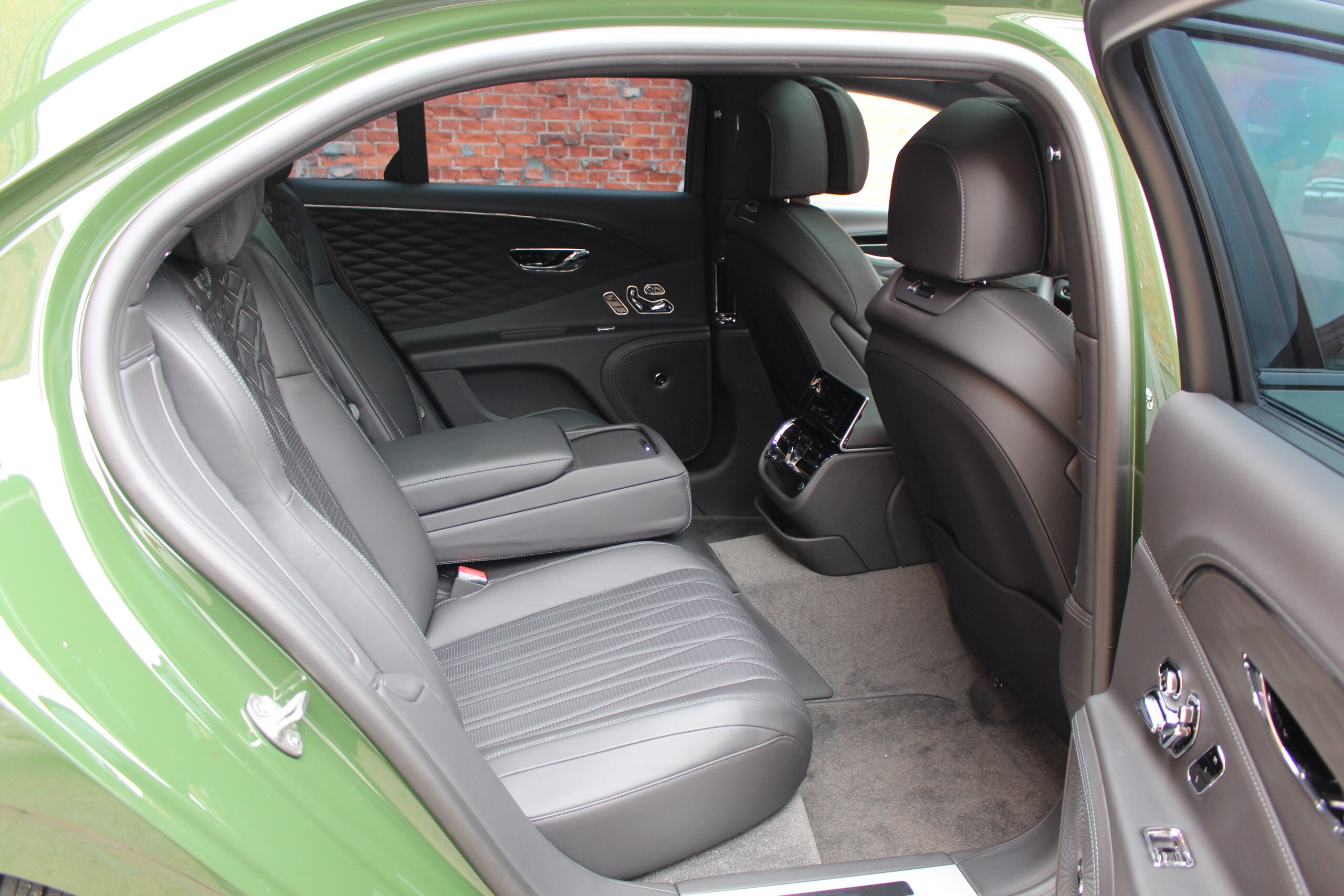 2022 Bentley Flying Spur — Photo 16 / 18