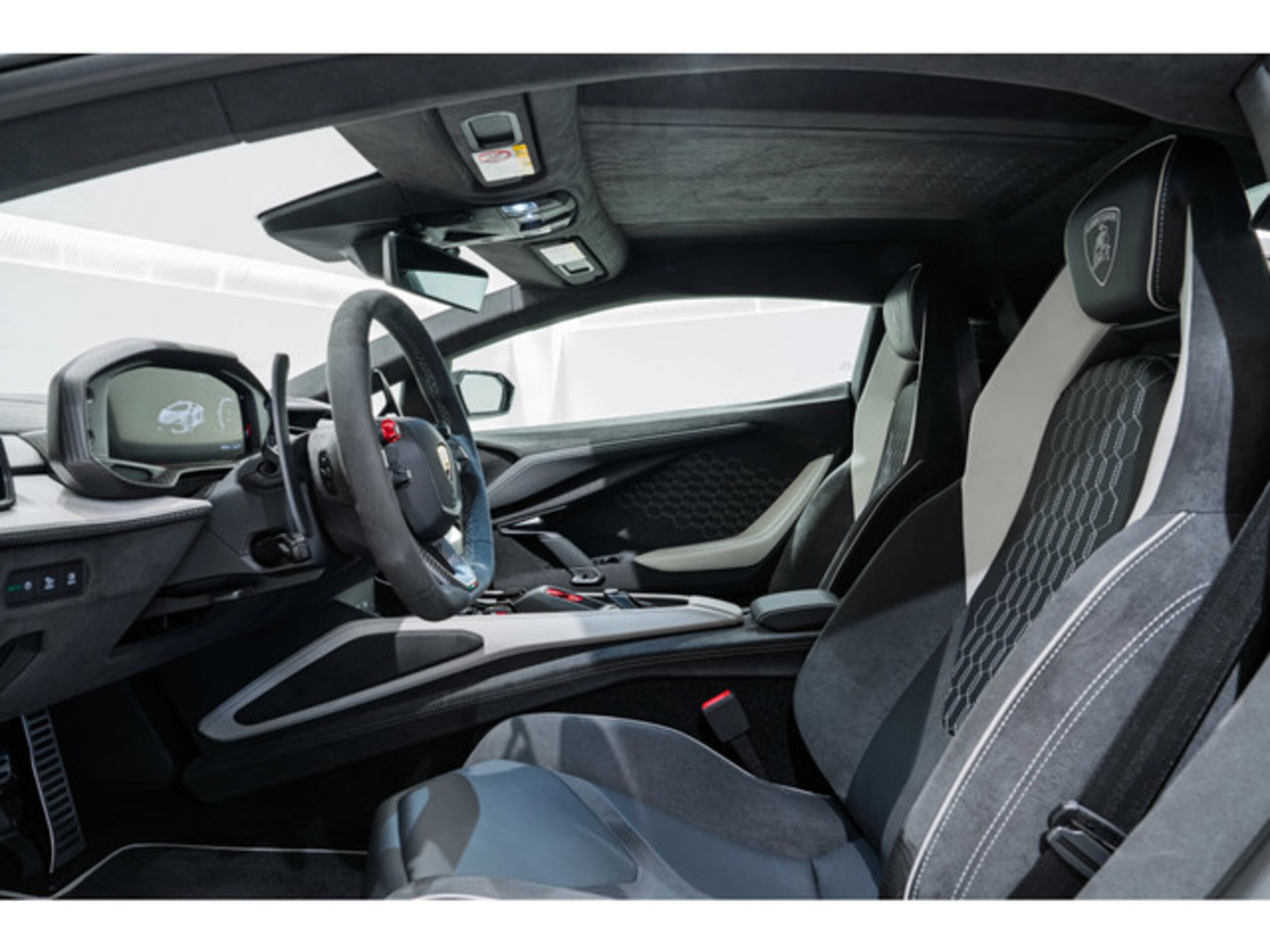 2024 Lamborghini Revuelto — Photo 16 / 31