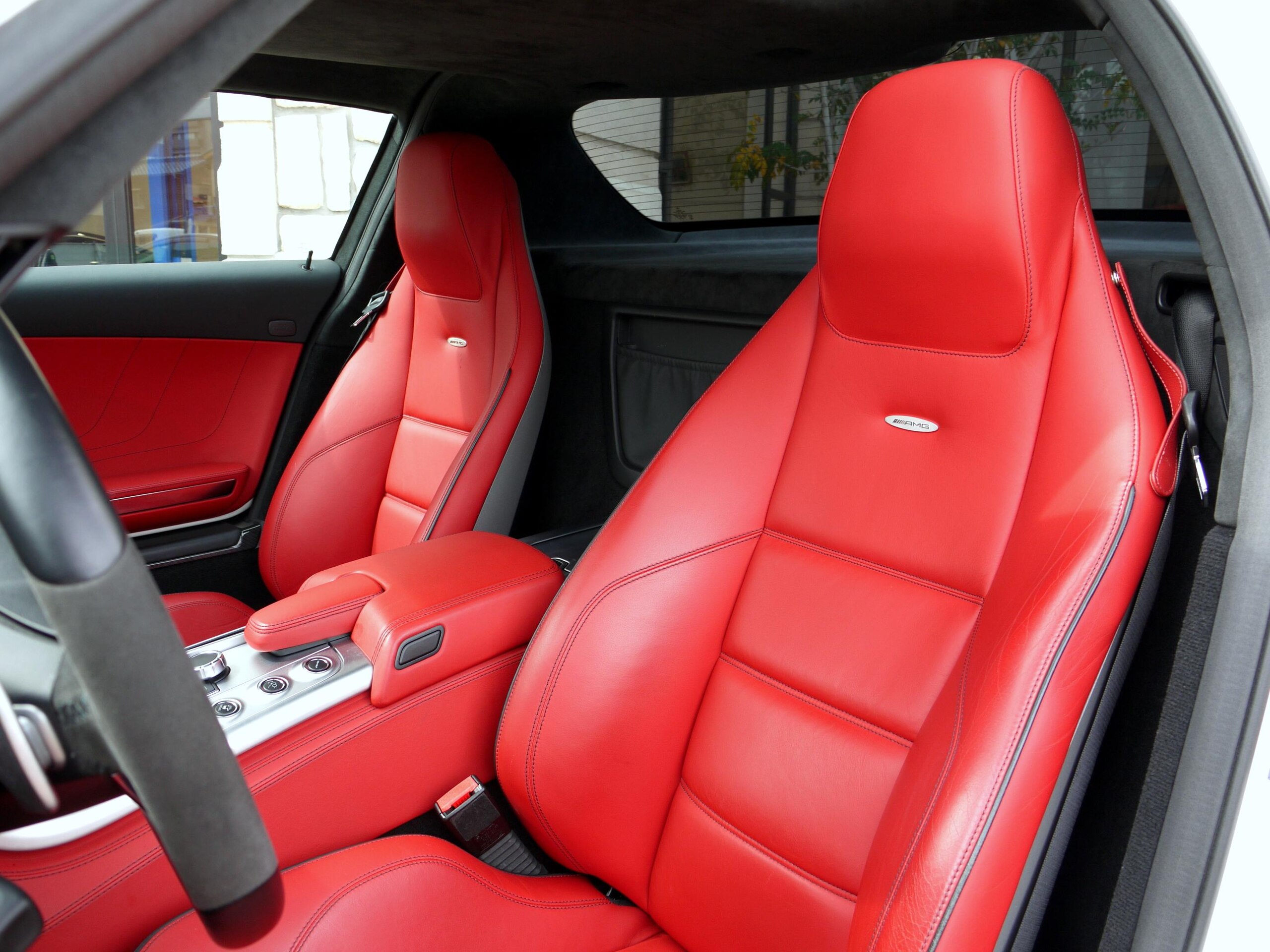 2010 Mercedes Benz SLS AMG — Photo 8 / 11