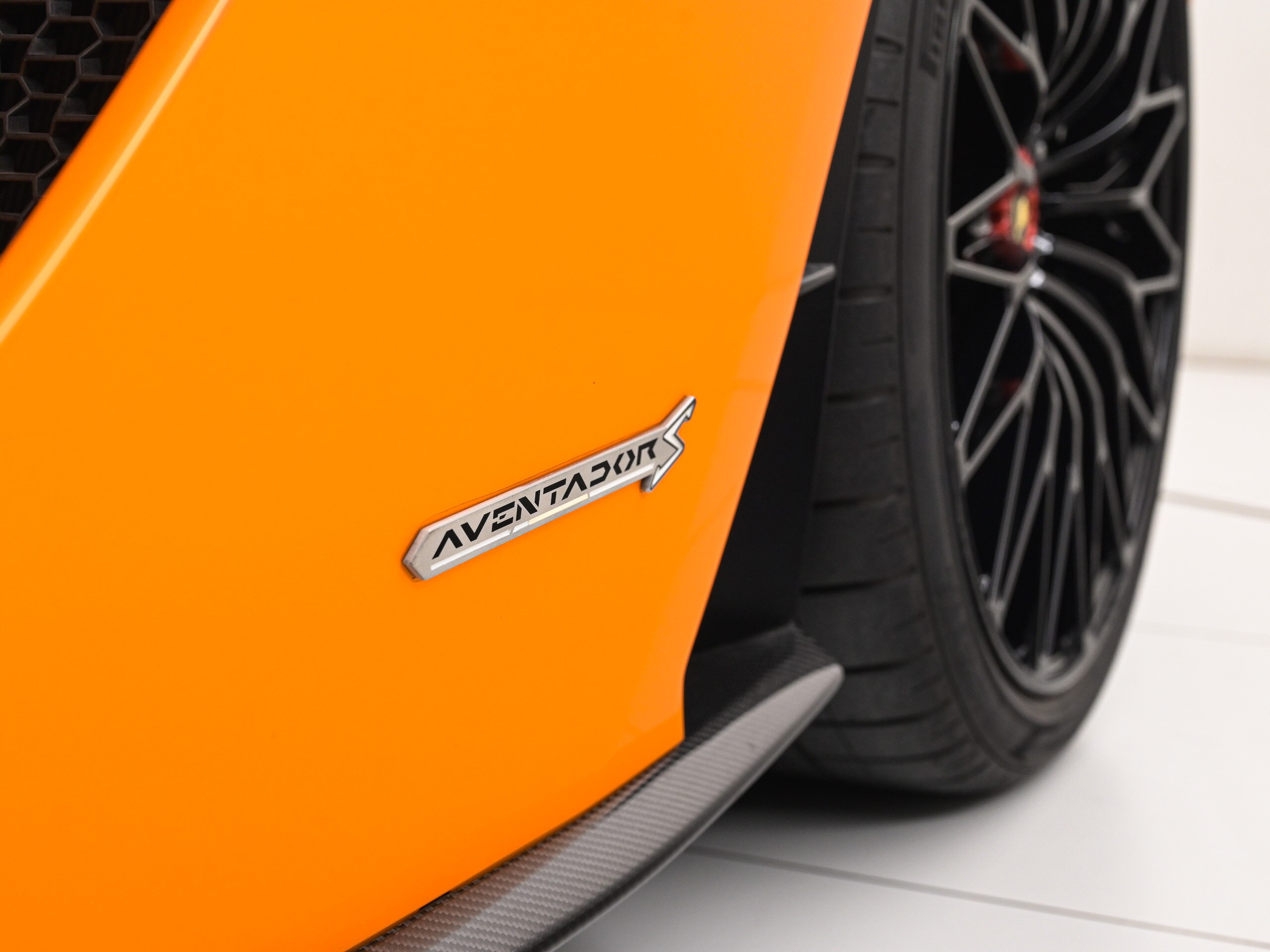2018 Lamborghini Aventador Roadster S — Photo 10 / 24