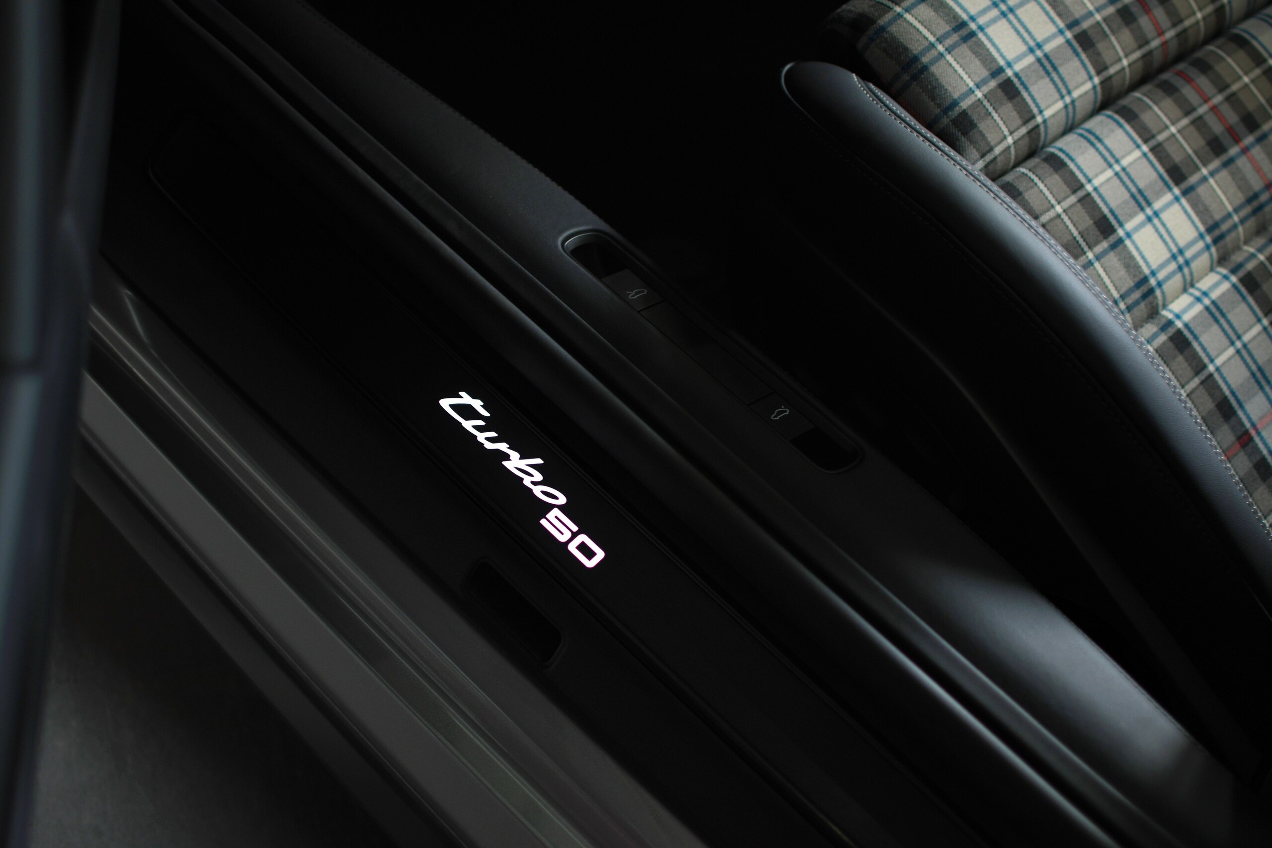 2025 Porsche 911 Turbo — Photo 13 / 44