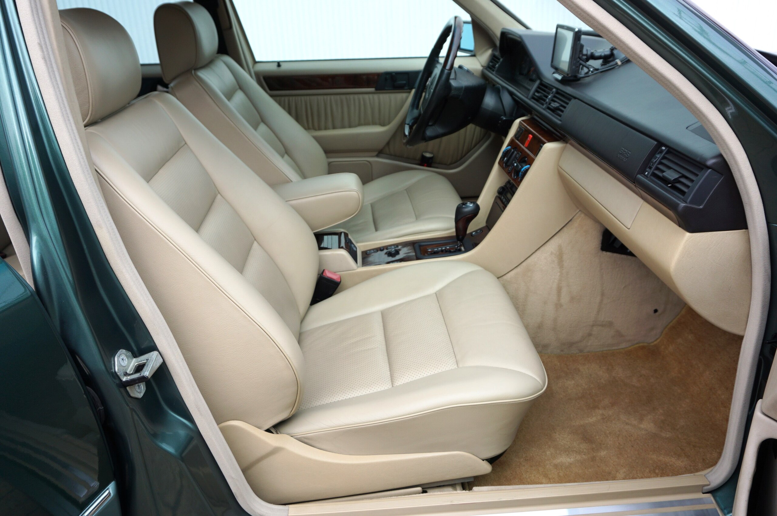 1994 Mercedes Benz E280 — Photo 12 / 16