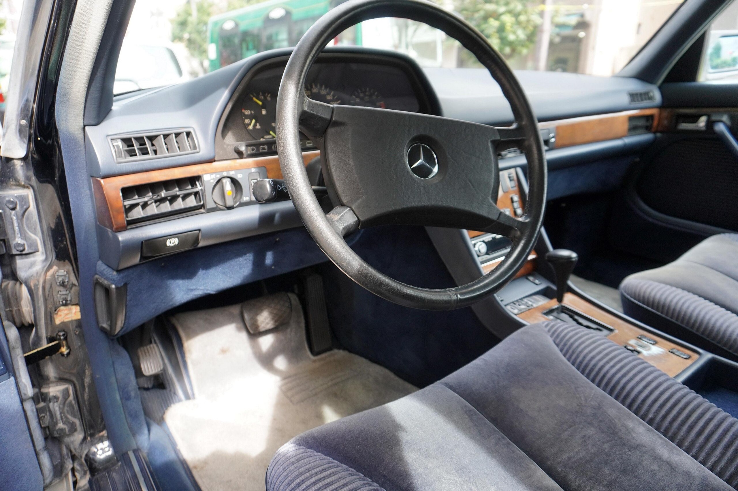 1987 Mercedes Benz 560SEL — Photo 8 / 14