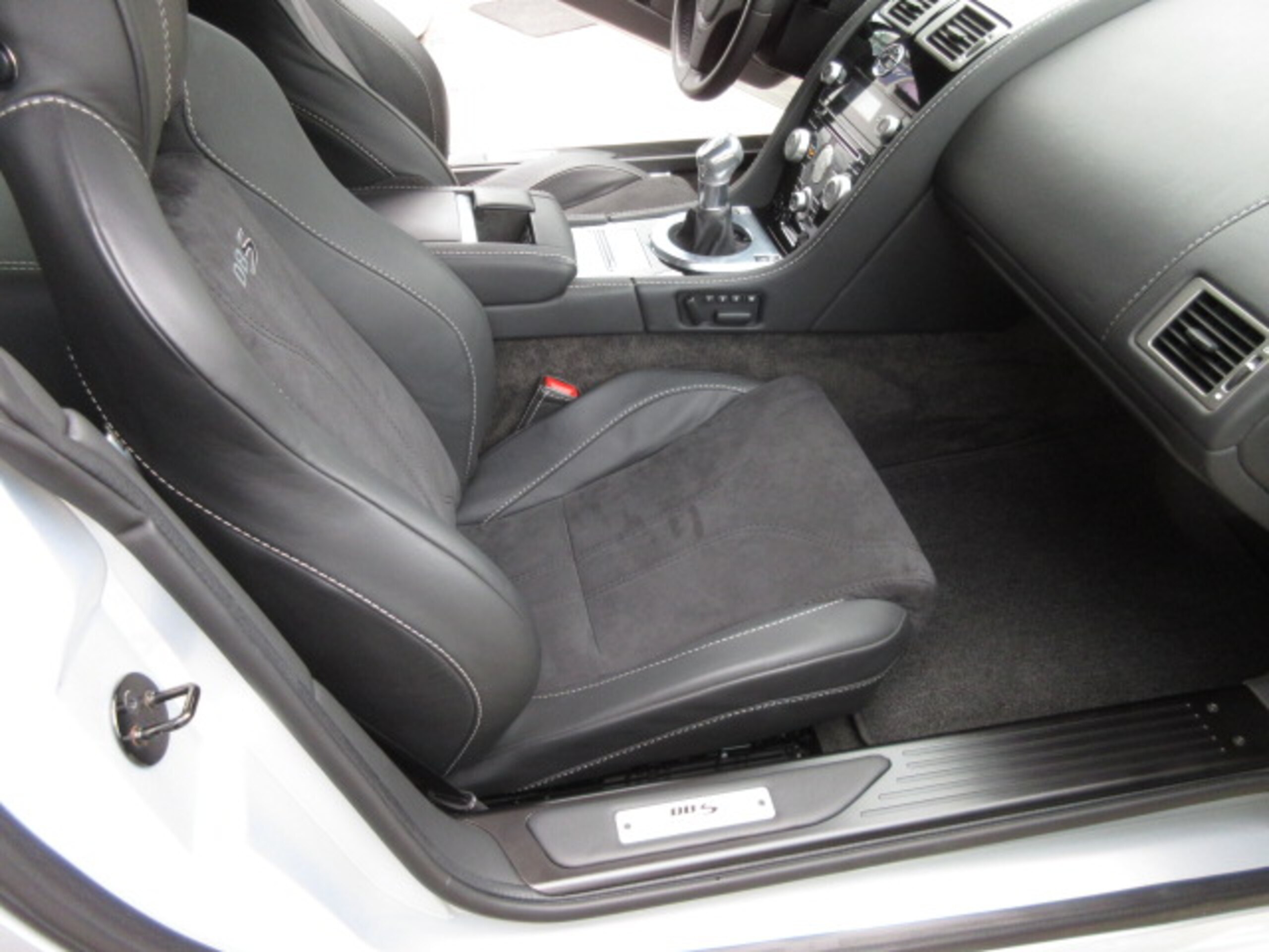2008 Aston Martin DBS — Photo 9 / 14