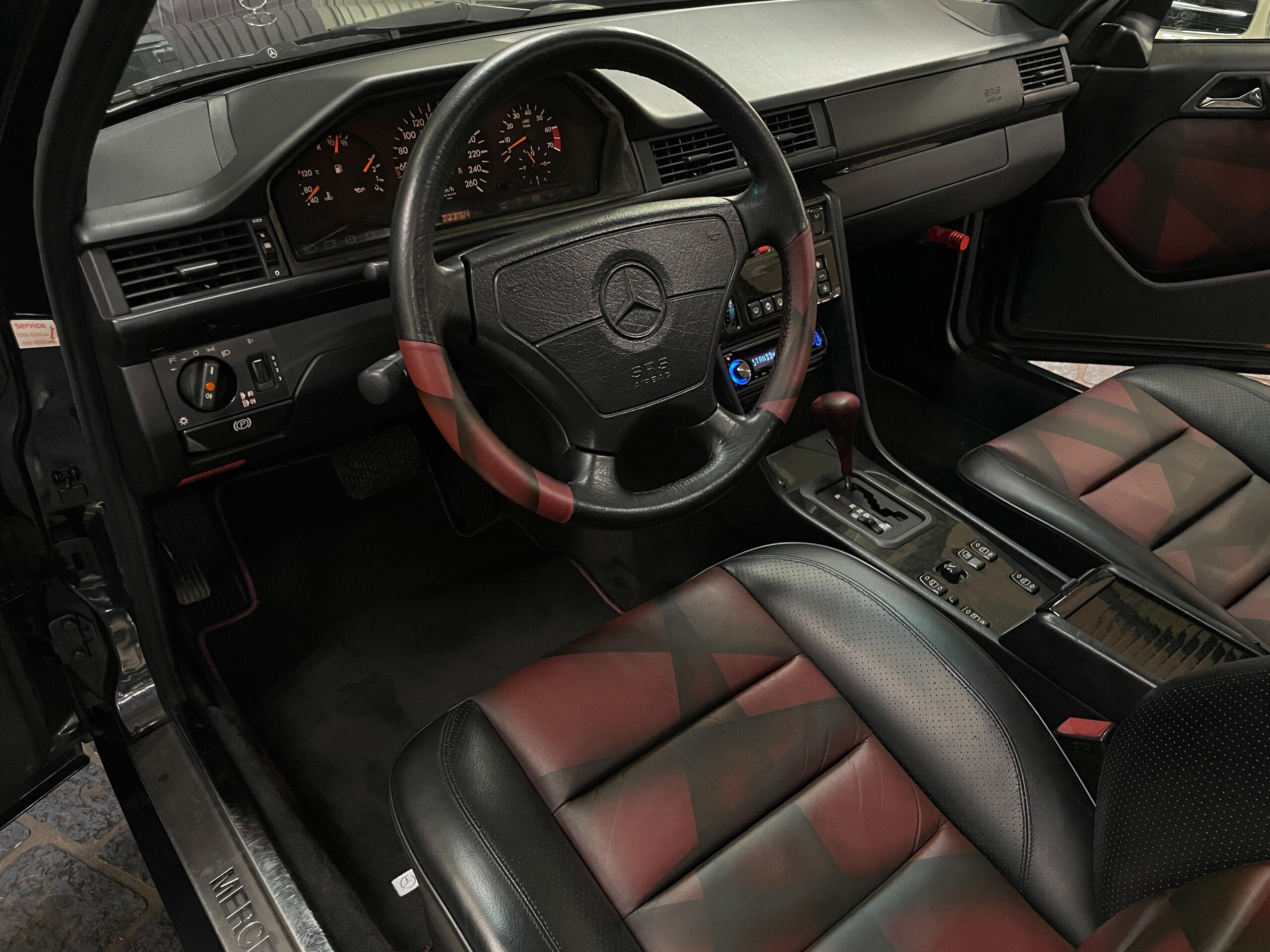 1994 Mercedes Benz E500 Limited — Photo 9 / 17
