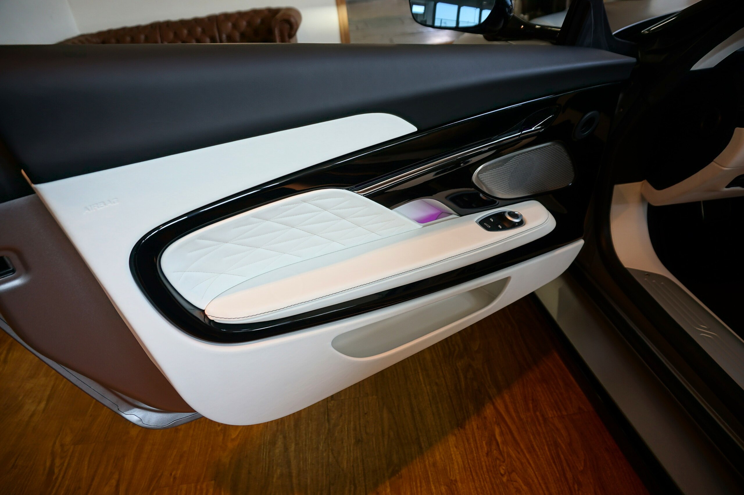 2024 Aston Martin DB12 Volante — Photo 28 / 45