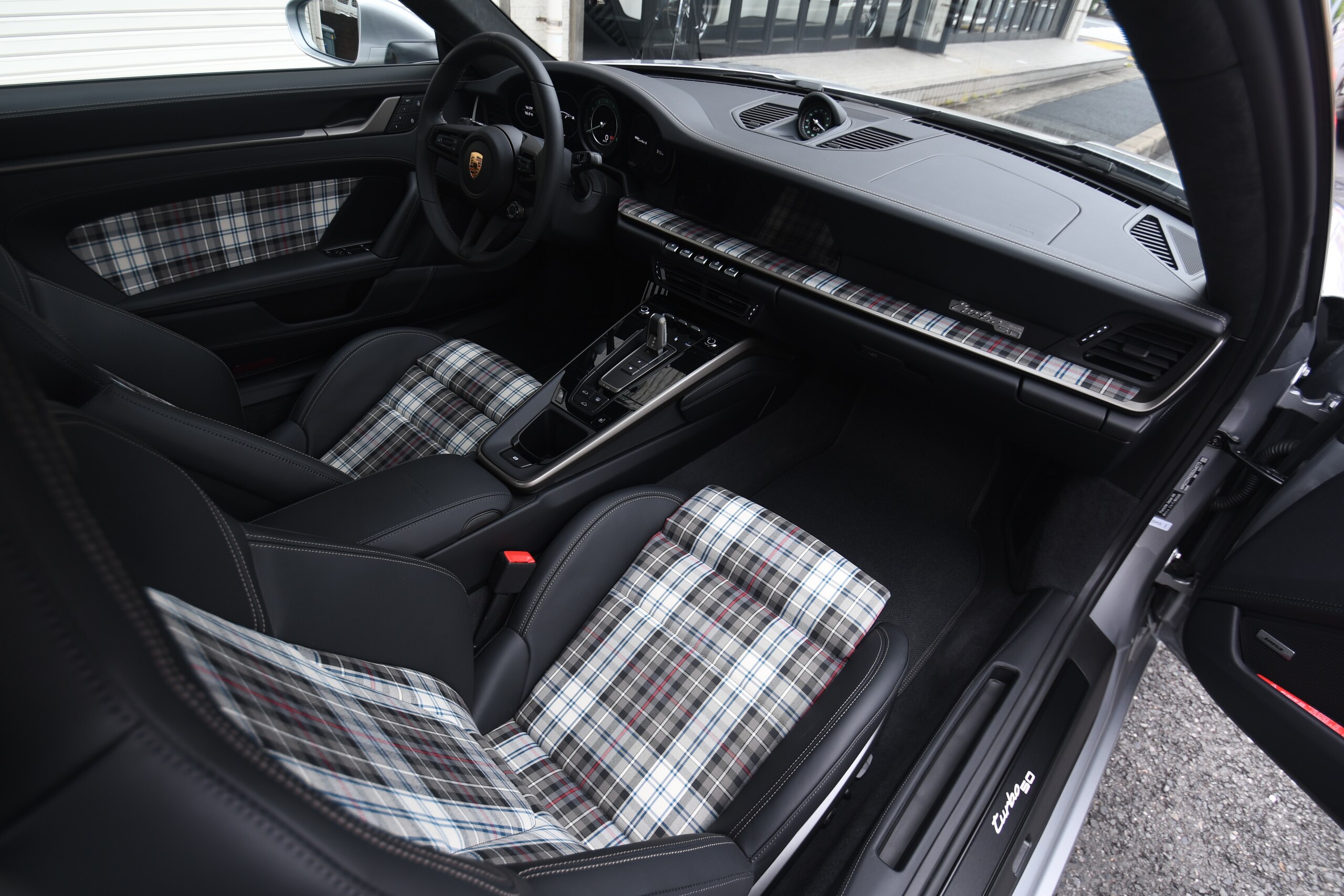 2025 Porsche 911 Turbo — Photo 8 / 44